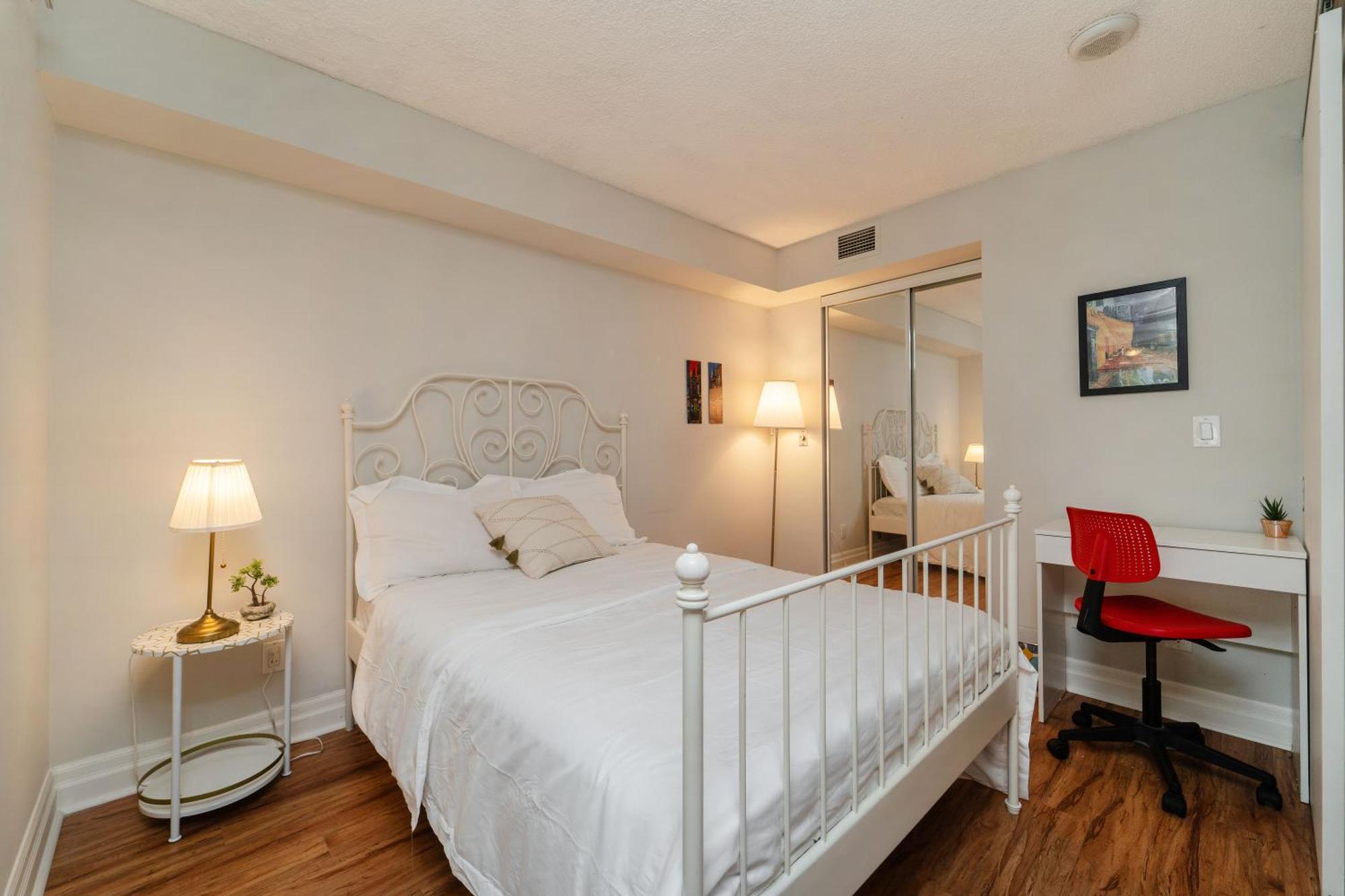 Apartment Spacious 2 Bedroom Den, 2 Bath, Sleeps 5 With Balcony And Lakeview Downtown *
