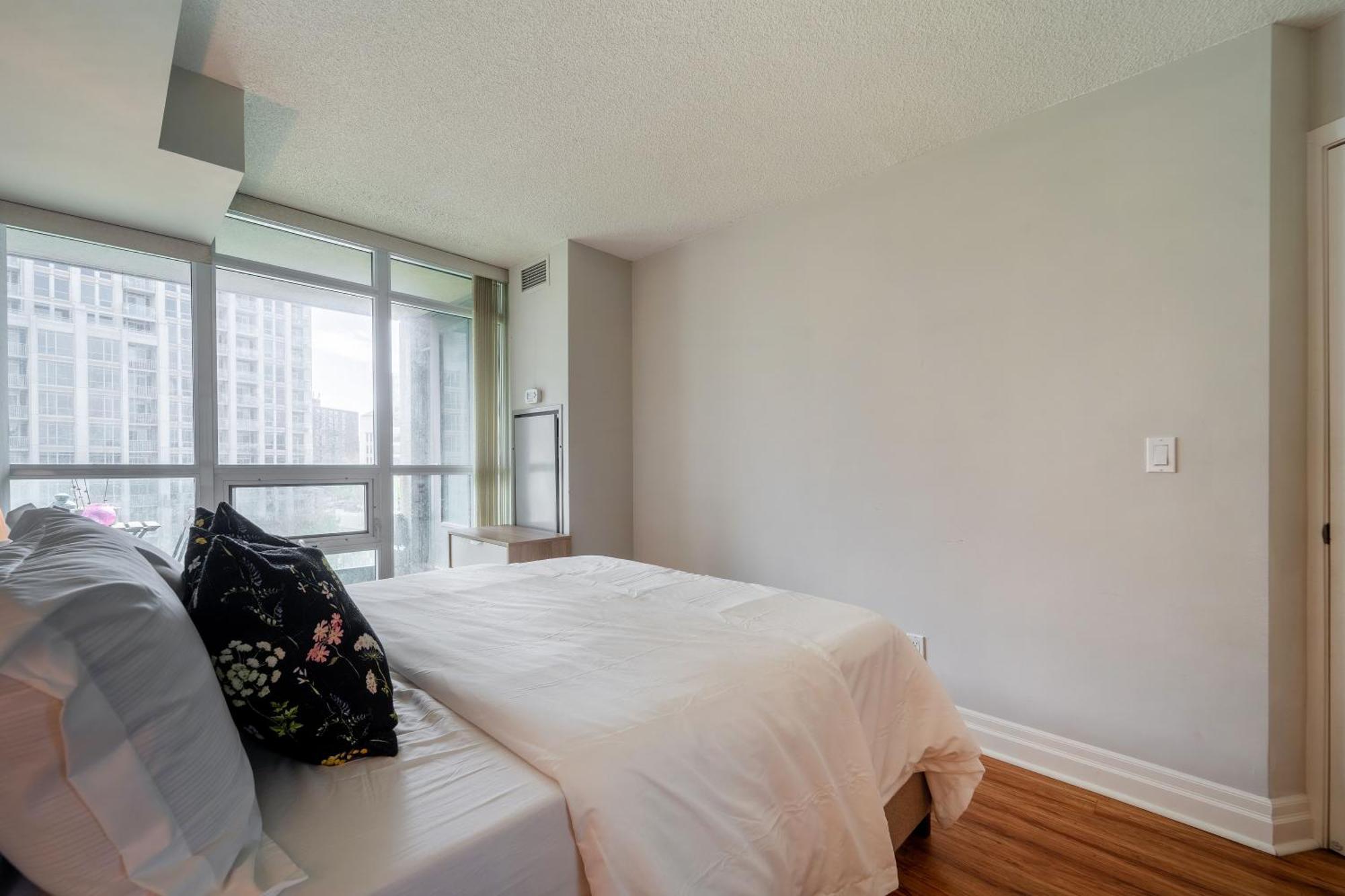 Spacious 2 Bedroom Den, 2 Bath, Sleeps 5 With Balcony And Lakeview Downtown Apartment Toronto