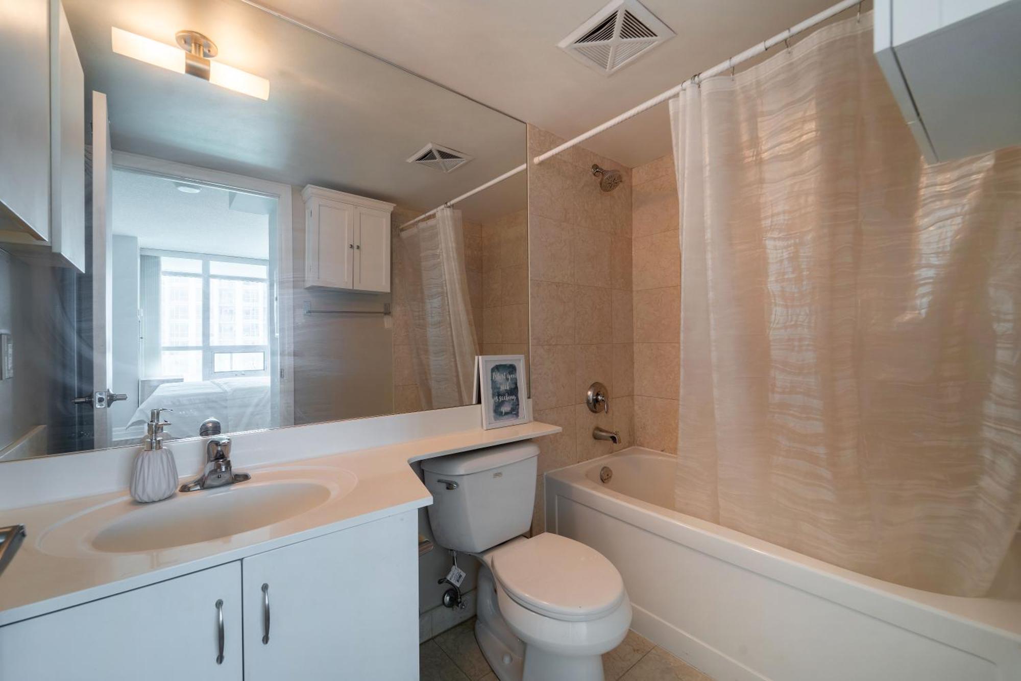 Spacious 2 Bedroom Den, 2 Bath, Sleeps 5 With Balcony And Lakeview Downtown Apartment