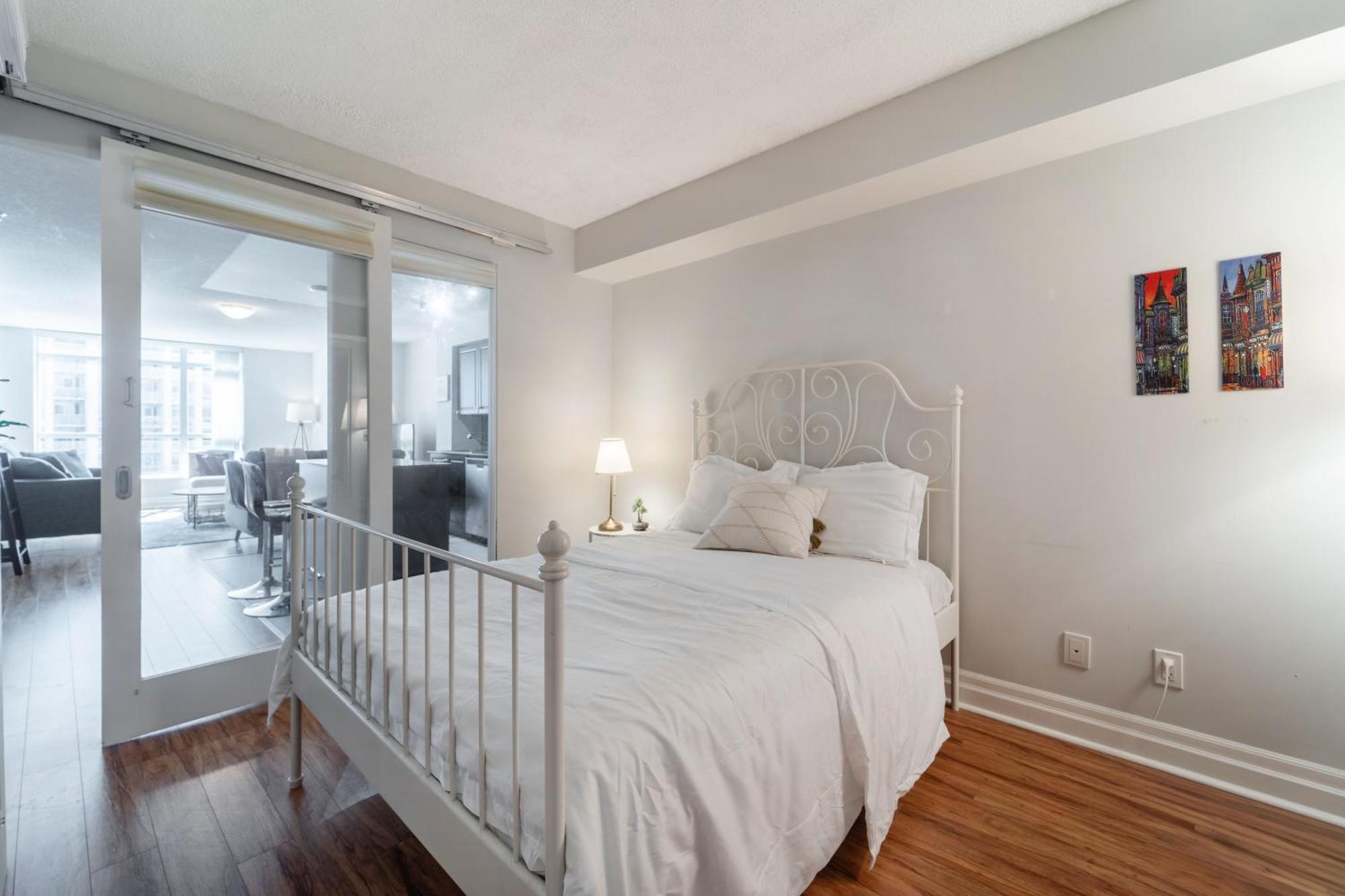Apartment Spacious 2 Bedroom Den, 2 Bath, Sleeps 5 With Balcony And Lakeview Downtown *