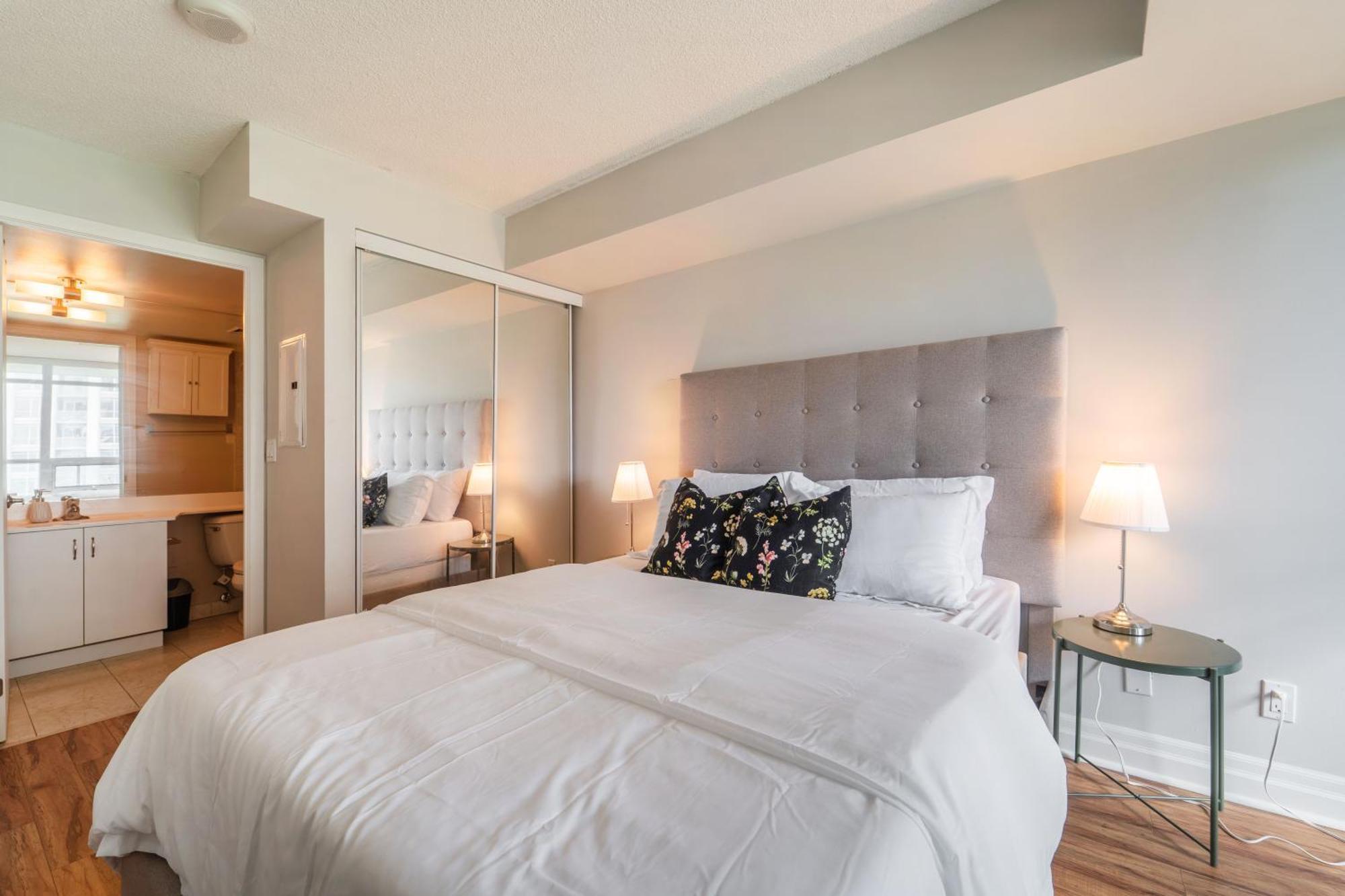 Spacious 2 Bedroom Den, 2 Bath, Sleeps 5 With Balcony And Lakeview Downtown Apartment Toronto