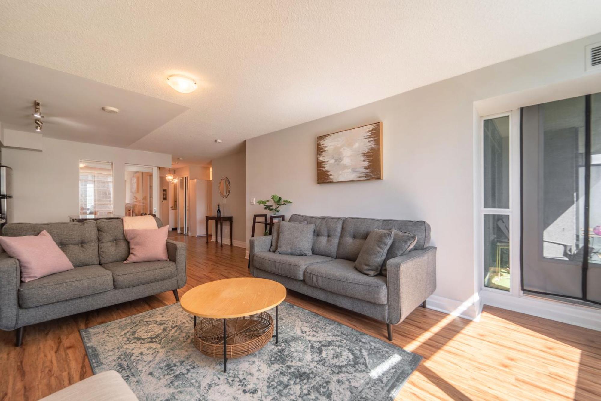 Apartment Spacious 2 Bedroom Den, 2 Bath, Sleeps 5 With Balcony And Lakeview Downtown Toronto