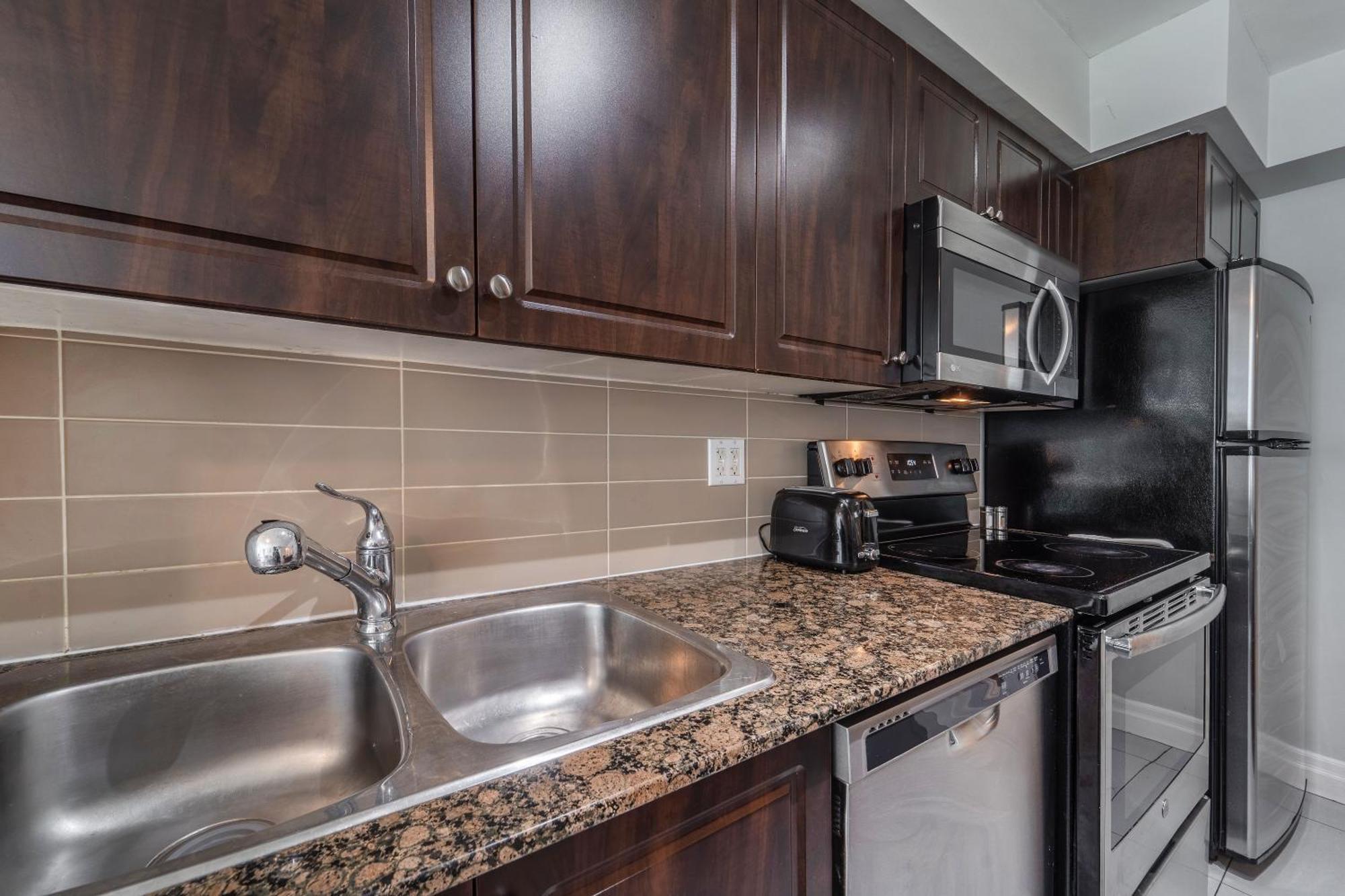Spacious 2 Bedroom Den, 2 Bath, Sleeps 5 With Balcony And Lakeview Downtown *