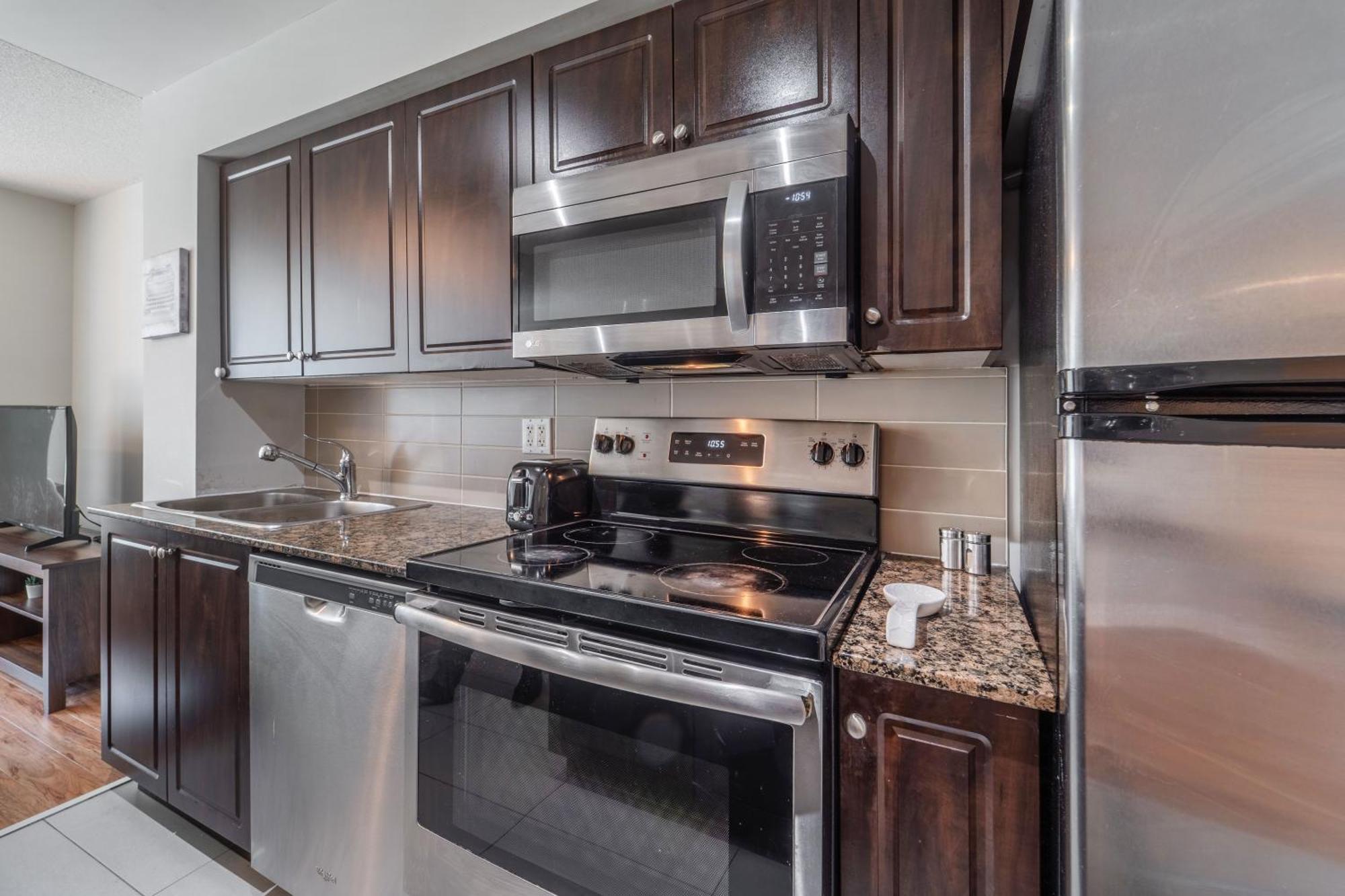 Spacious 2 Bedroom Den, 2 Bath, Sleeps 5 With Balcony And Lakeview Downtown Toronto