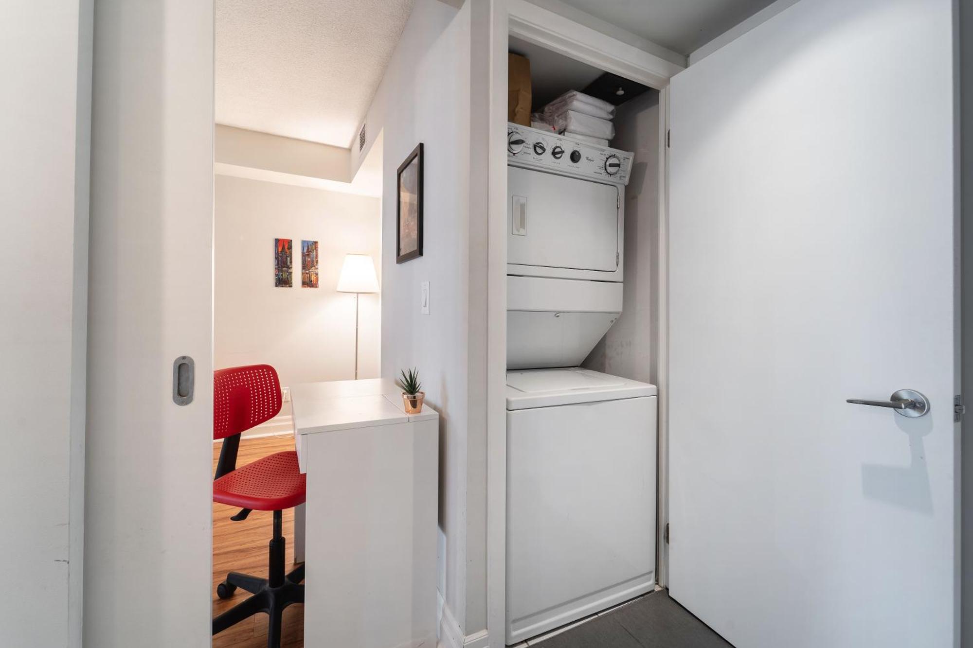 Spacious 2 Bedroom Den, 2 Bath, Sleeps 5 With Balcony And Lakeview Downtown * Toronto