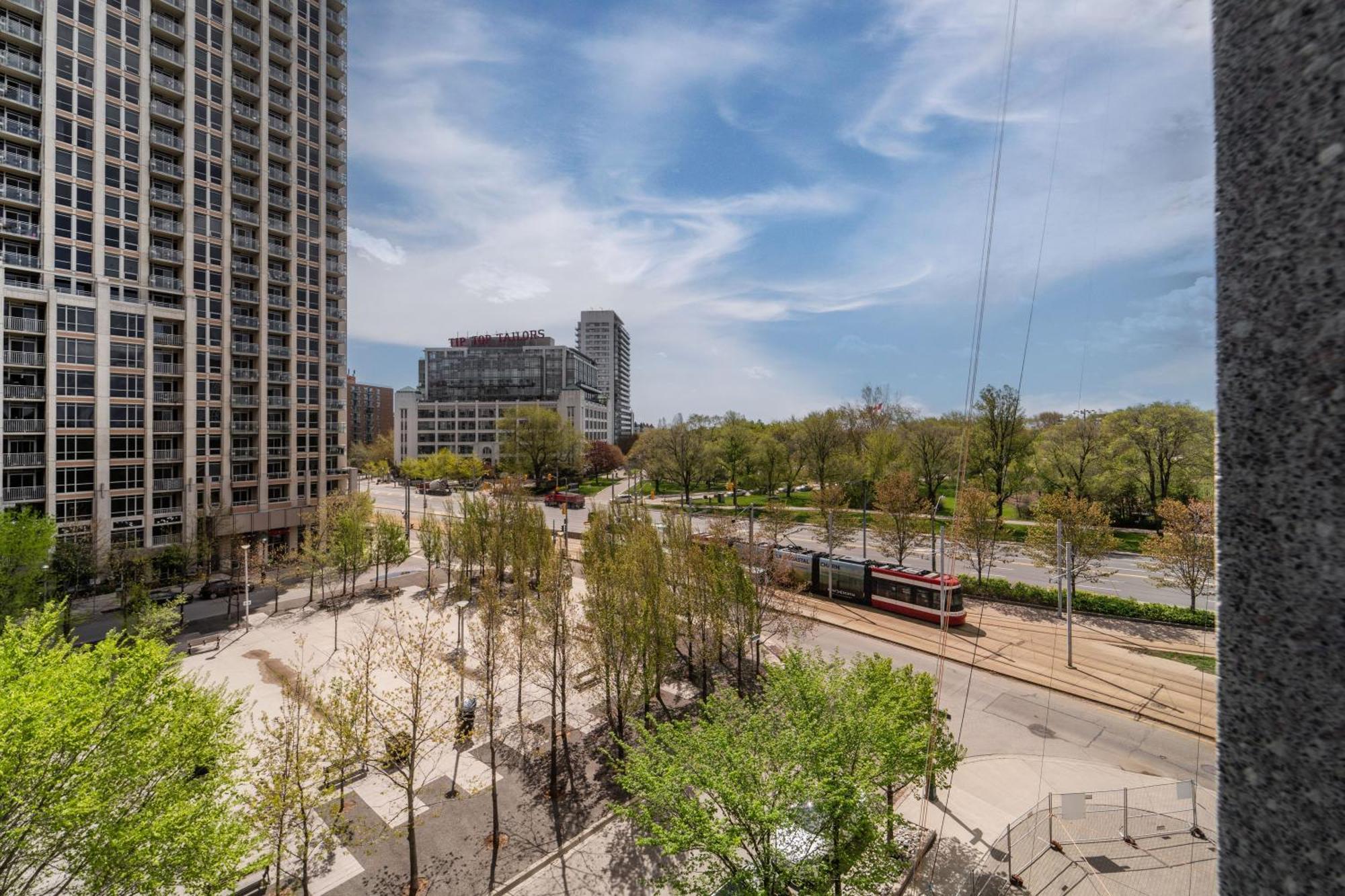 Apartment Spacious 2 Bedroom Den, 2 Bath, Sleeps 5 With Balcony And Lakeview Downtown *