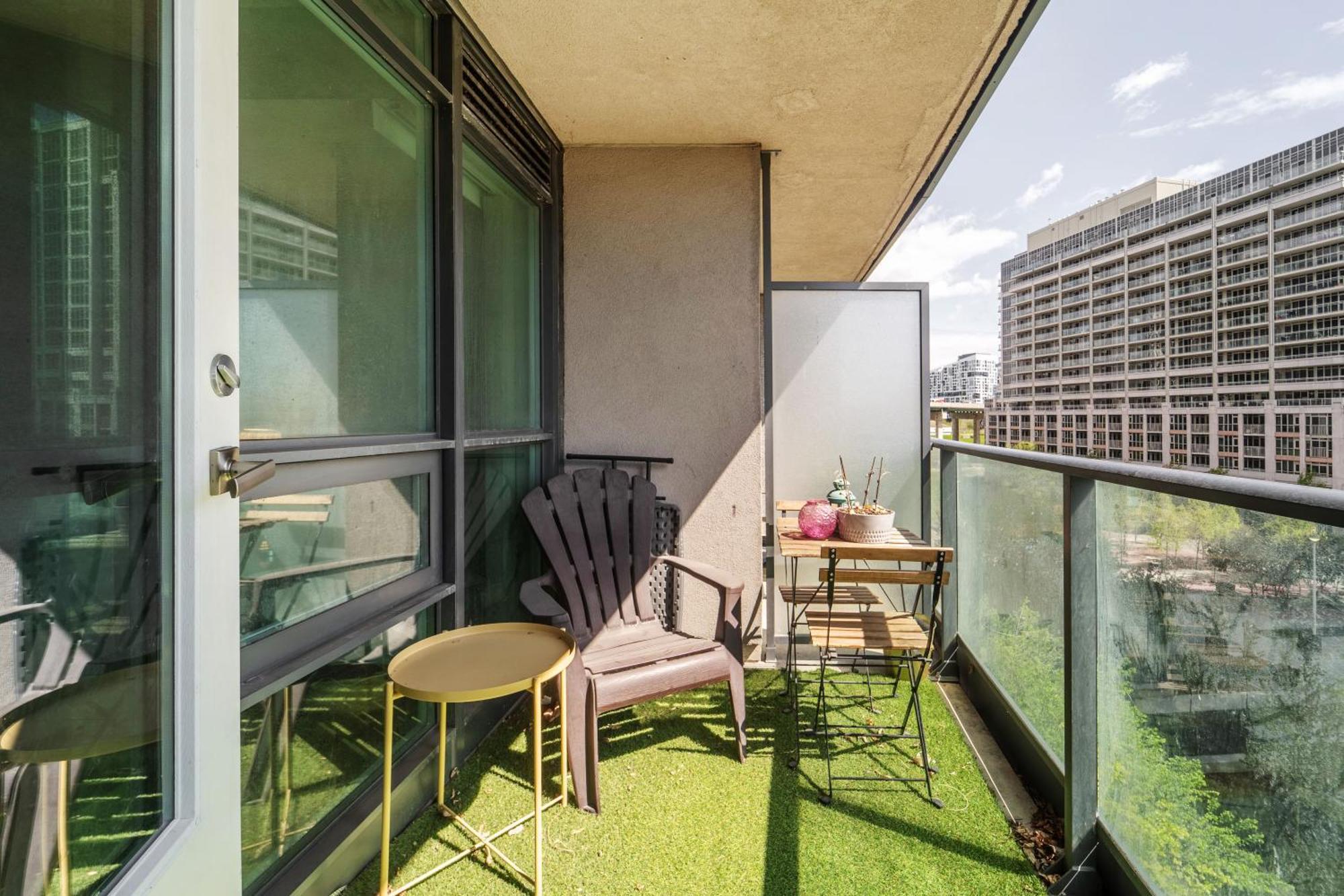 Spacious 2 Bedroom Den, 2 Bath, Sleeps 5 With Balcony And Lakeview Downtown Apartment Toronto