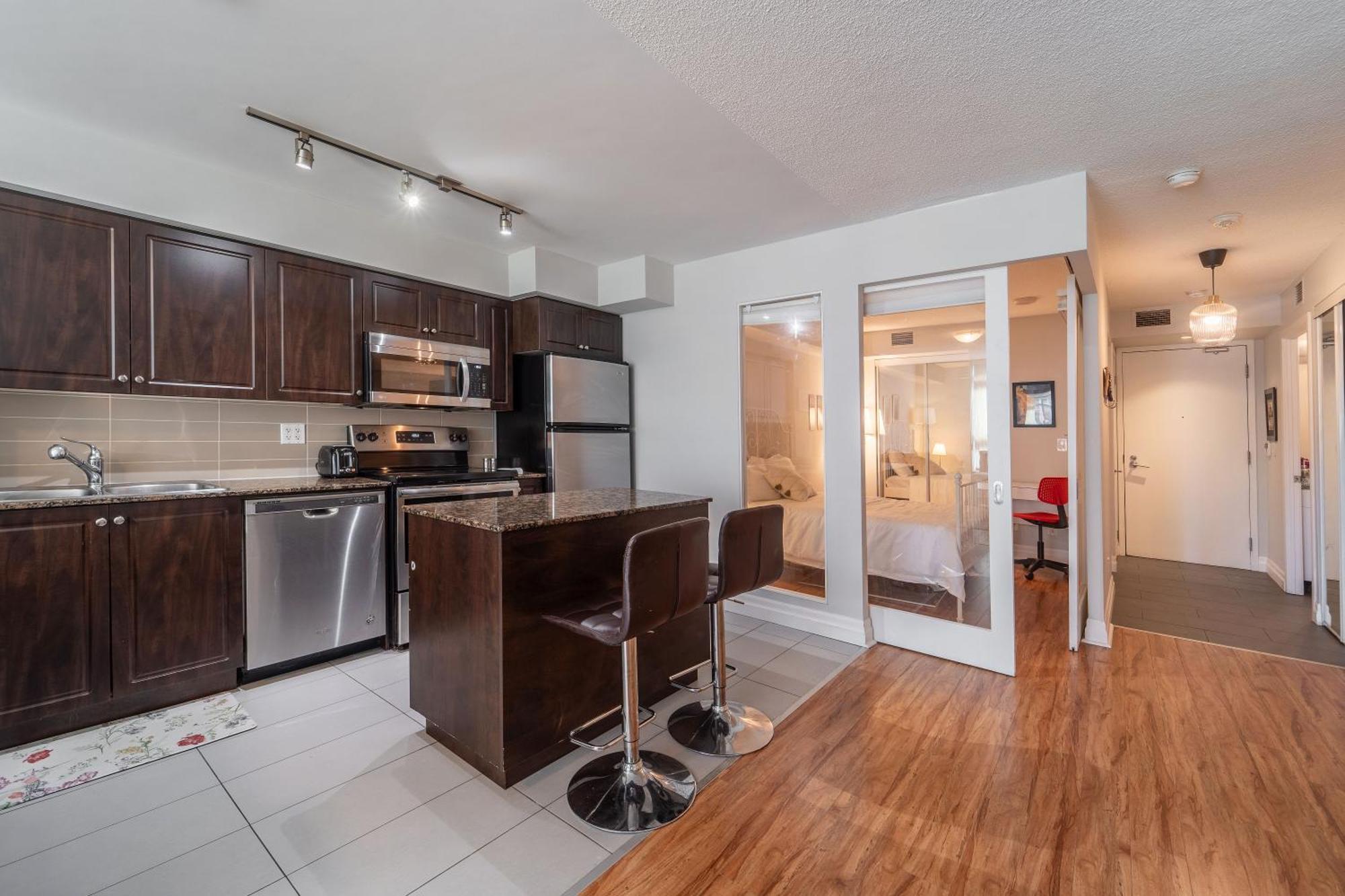 Spacious 2 Bedroom Den, 2 Bath, Sleeps 5 With Balcony And Lakeview Downtown *