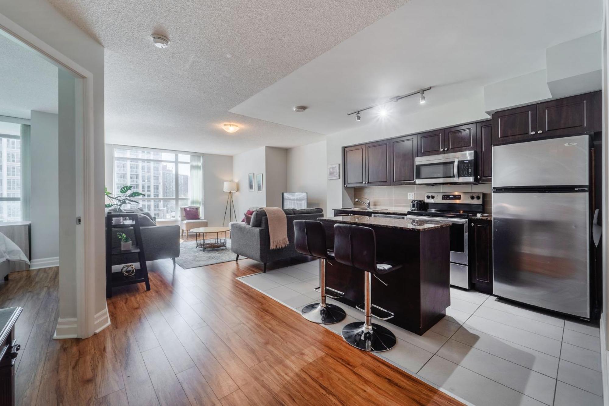 Spacious 2 Bedroom Den, 2 Bath, Sleeps 5 With Balcony And Lakeview Downtown Toronto