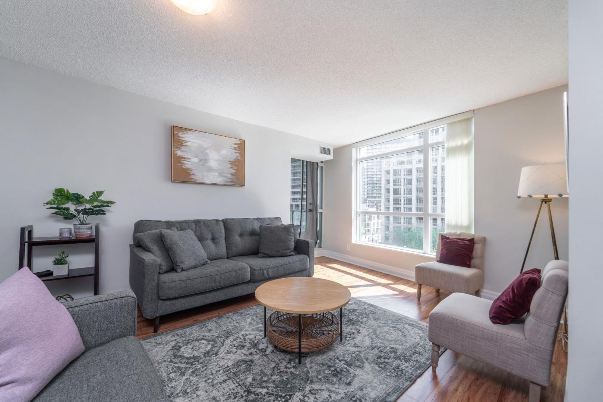 Spacious 2 Bedroom Den, 2 Bath, Sleeps 5 With Balcony And Lakeview Downtown * Toronto
