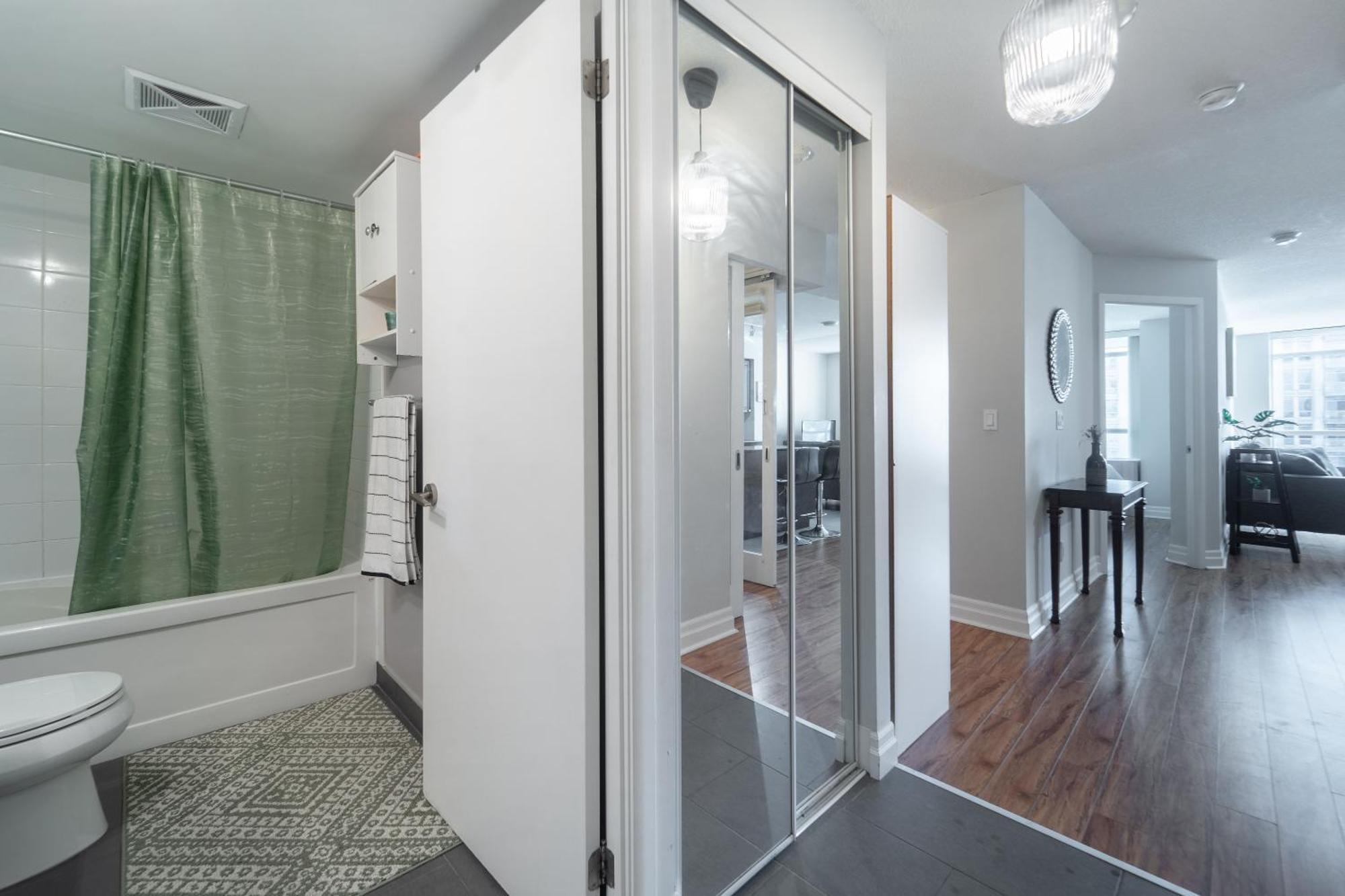 Spacious 2 Bedroom Den, 2 Bath, Sleeps 5 With Balcony And Lakeview Downtown