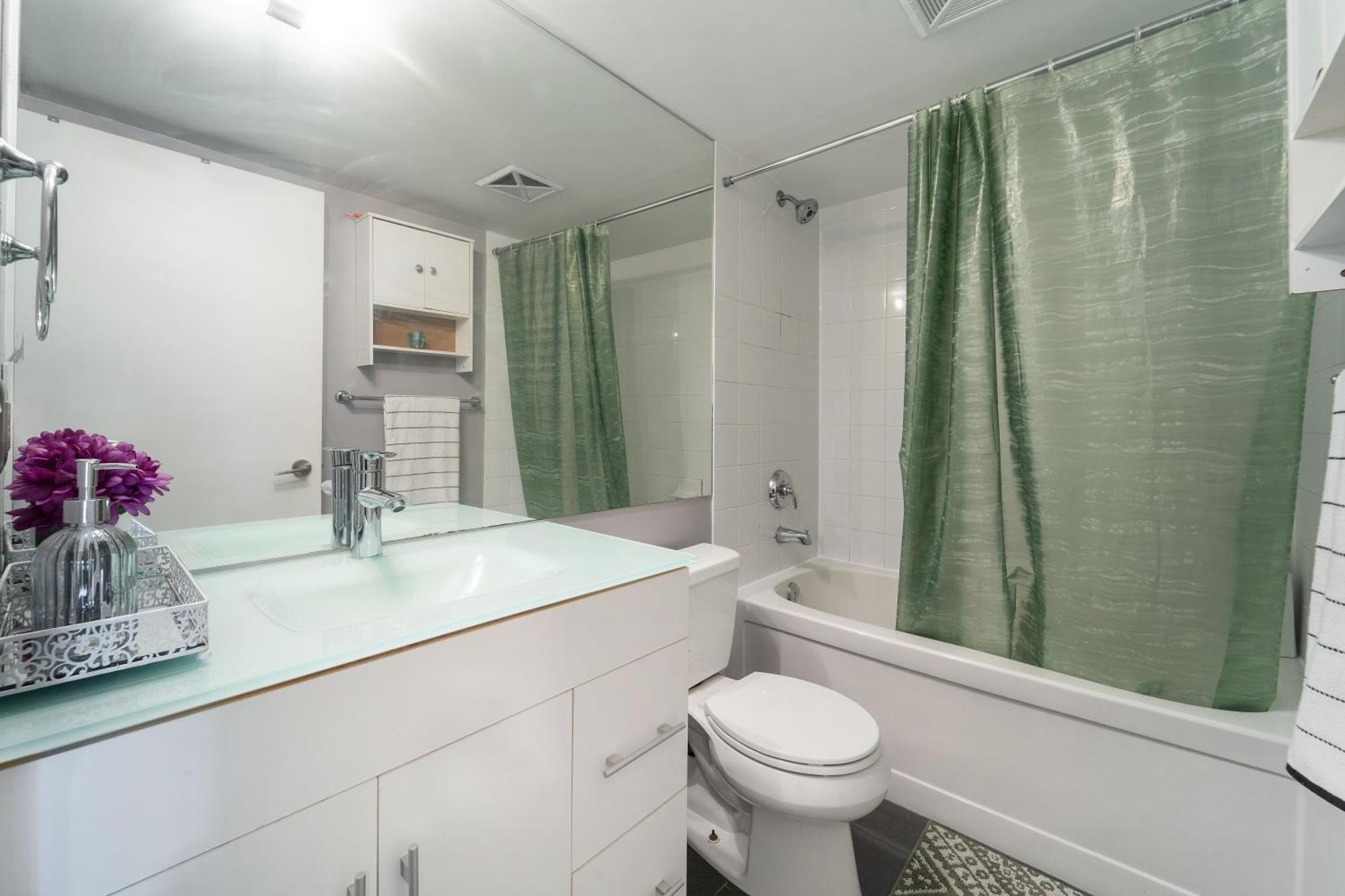 Apartment Spacious 2 Bedroom Den, 2 Bath, Sleeps 5 With Balcony And Lakeview Downtown