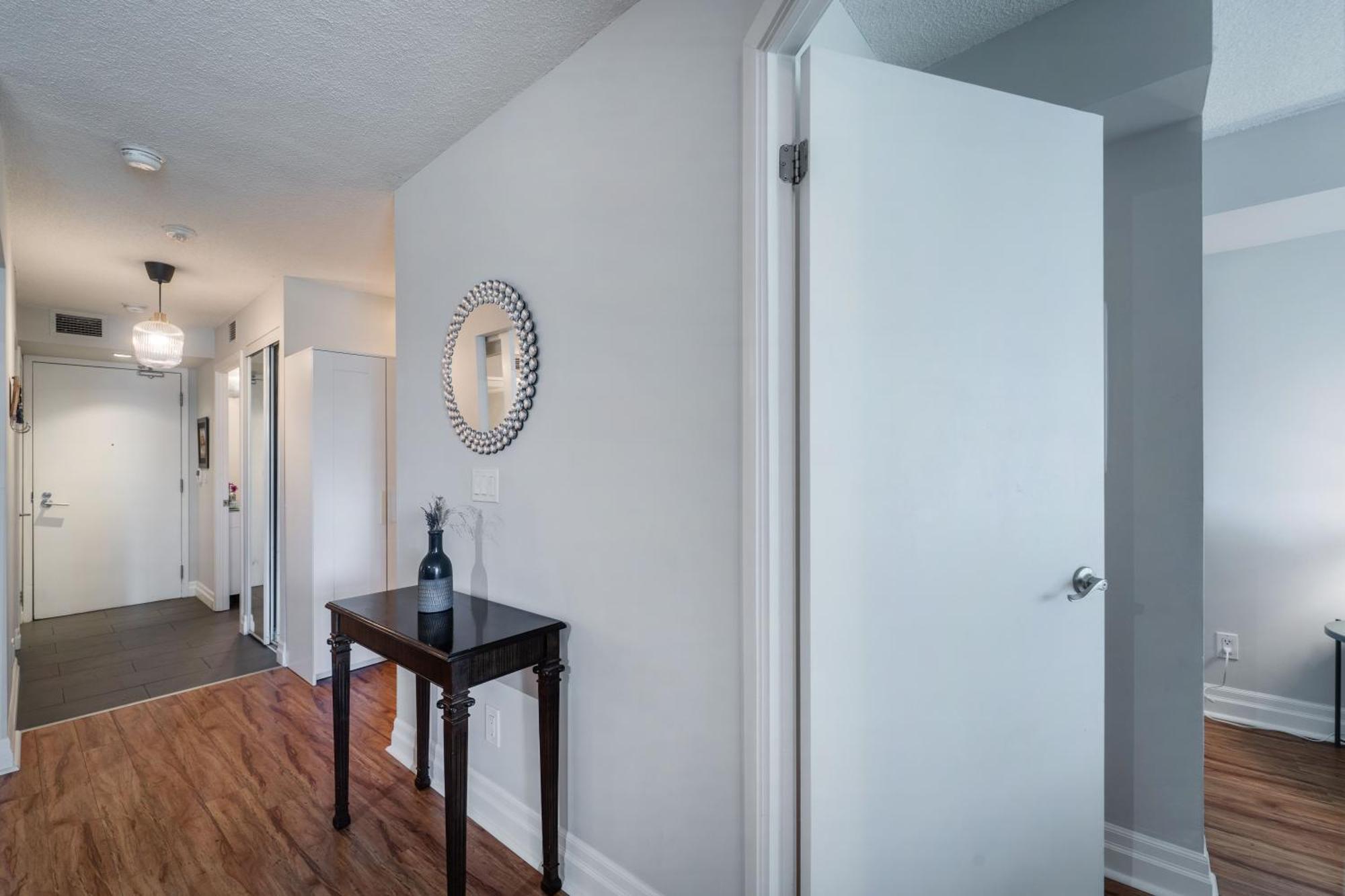 Spacious 2 Bedroom Den, 2 Bath, Sleeps 5 With Balcony And Lakeview Downtown *