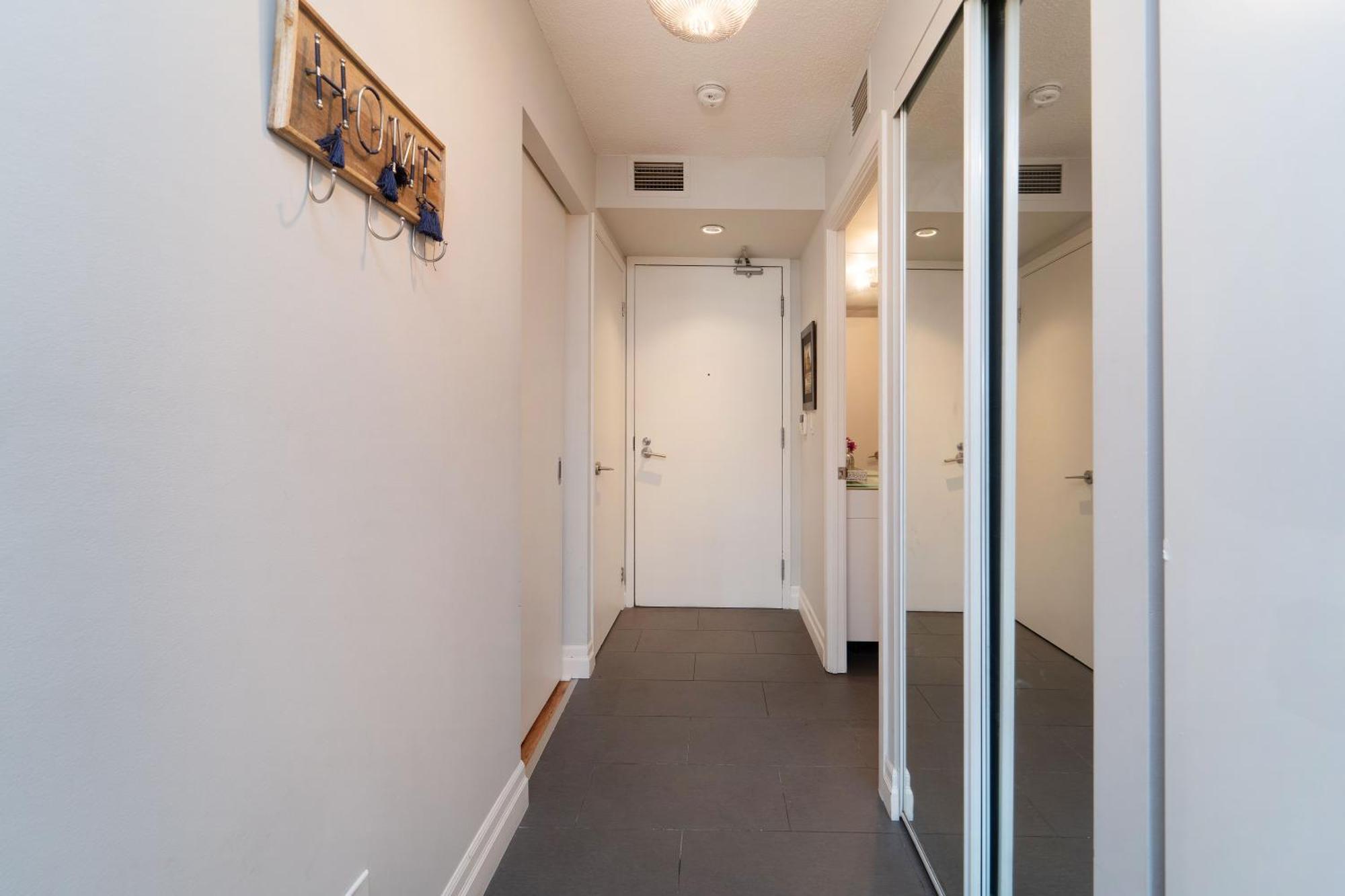 Spacious 2 Bedroom Den, 2 Bath, Sleeps 5 With Balcony And Lakeview Downtown Toronto