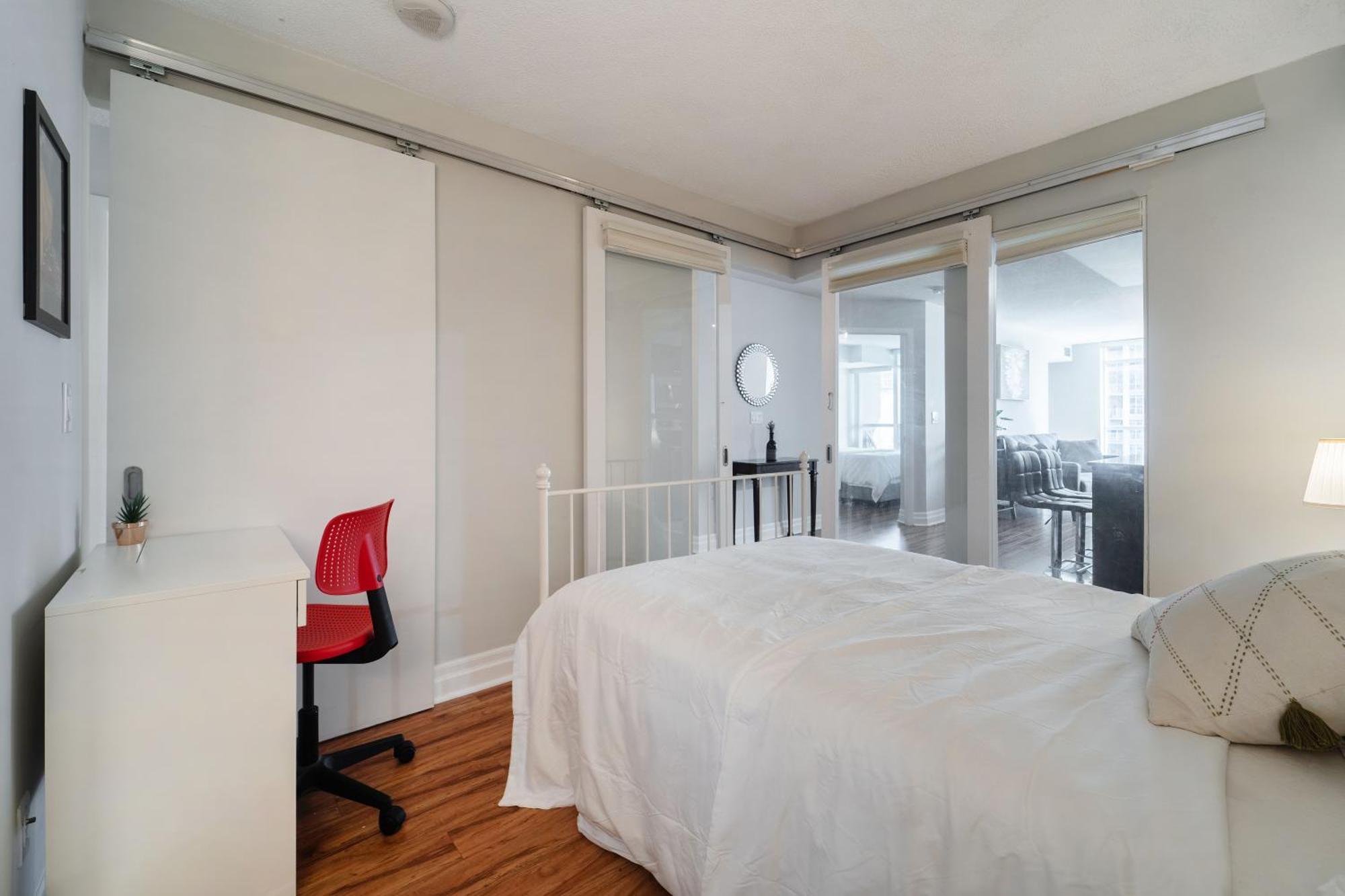 Spacious 2 Bedroom Den, 2 Bath, Sleeps 5 With Balcony And Lakeview Downtown Apartment