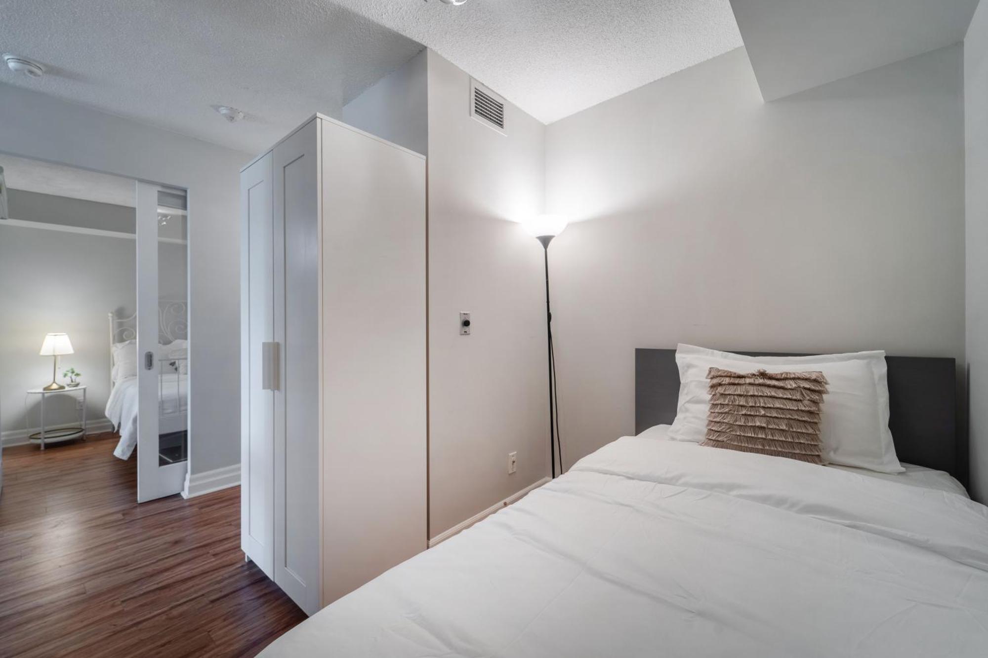 Apartment Spacious 2 Bedroom Den, 2 Bath, Sleeps 5 With Balcony And Lakeview Downtown