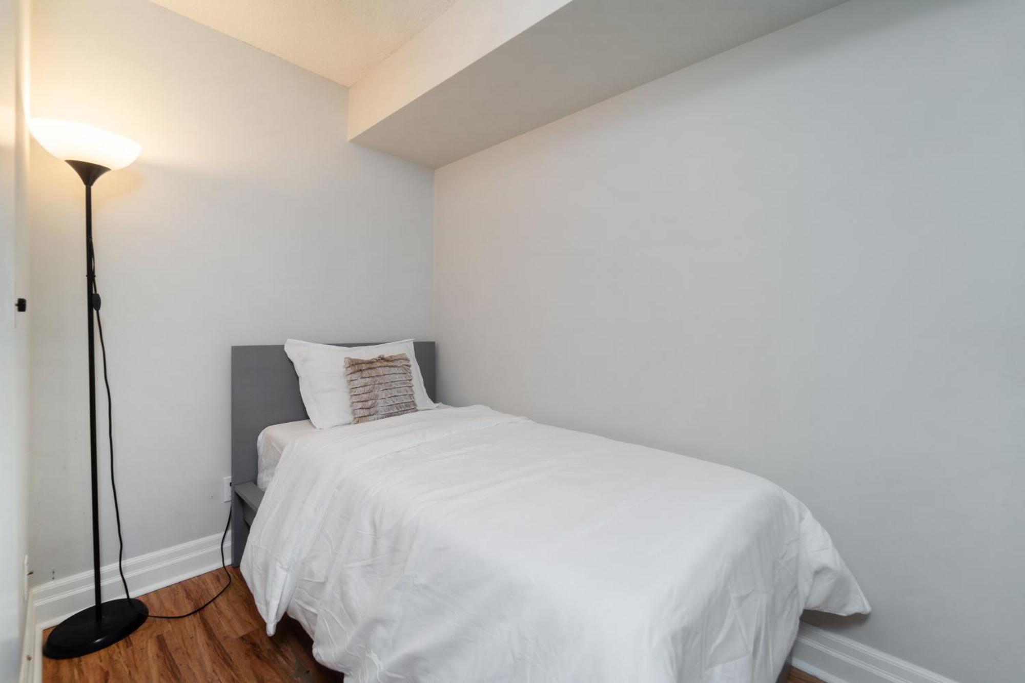 Spacious 2 Bedroom Den, 2 Bath, Sleeps 5 With Balcony And Lakeview Downtown Apartment *
