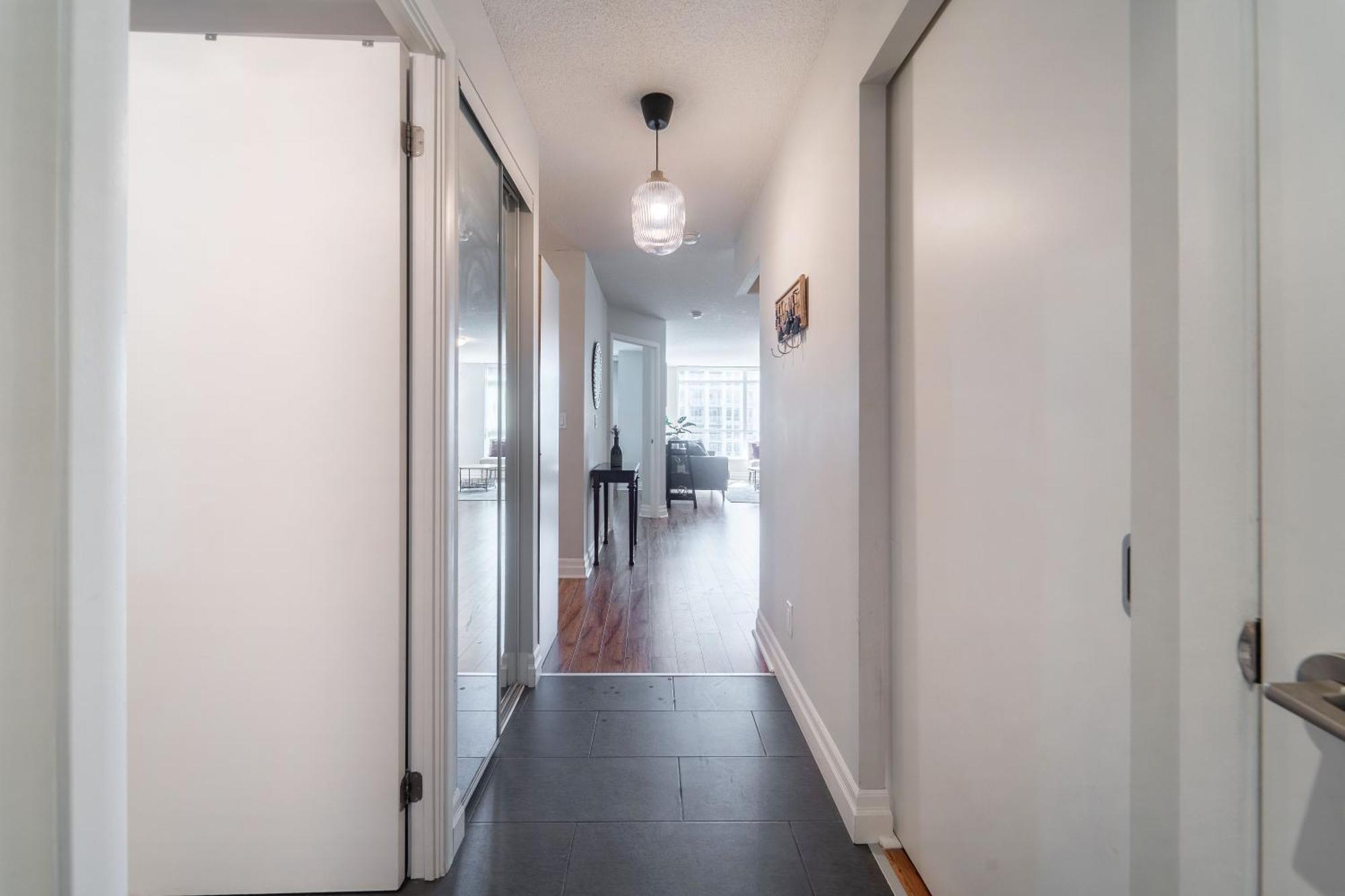 Spacious 2 Bedroom Den, 2 Bath, Sleeps 5 With Balcony And Lakeview Downtown Toronto