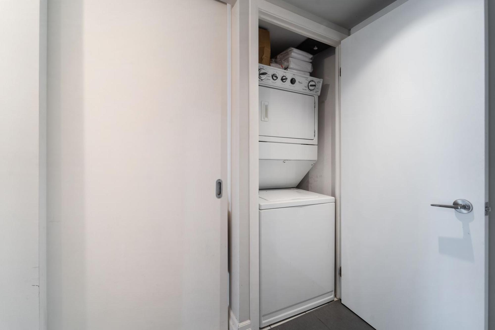 Apartment Spacious 2 Bedroom Den, 2 Bath, Sleeps 5 With Balcony And Lakeview Downtown *