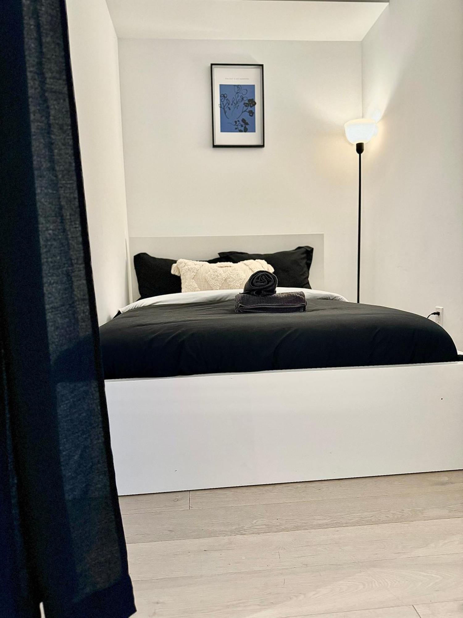 Elegant Near Eaton Centre Mall Toronto