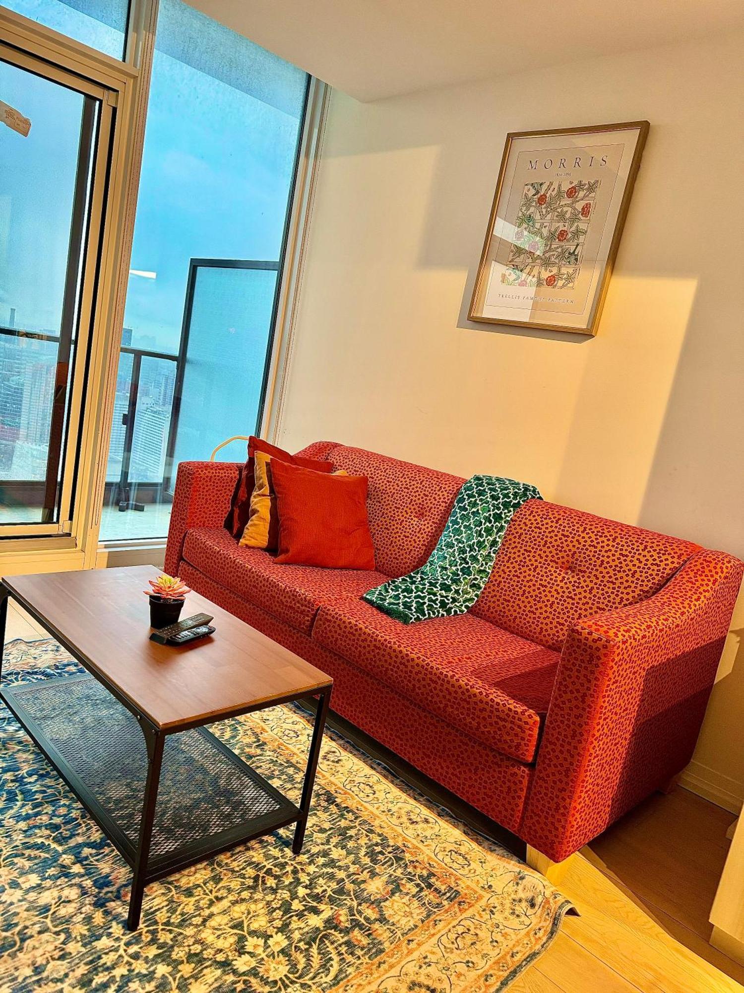 Elegant Near Eaton Centre Mall Apartment Toronto