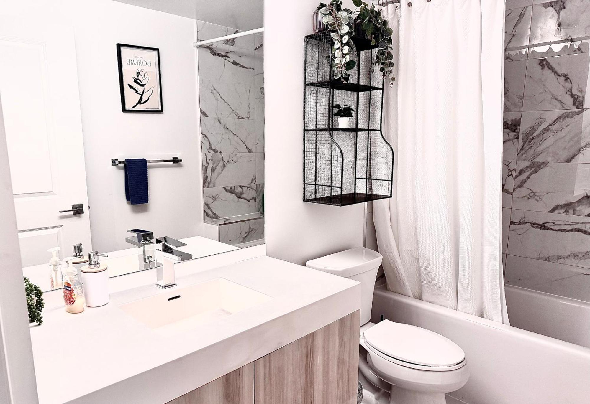Elegant Near Eaton Centre Mall Apartment Toronto