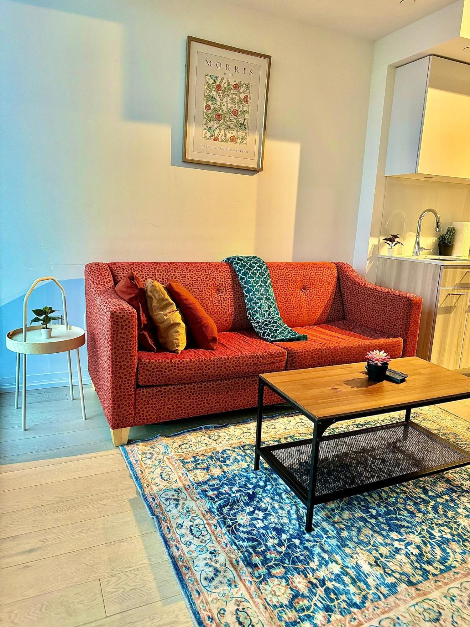 Elegant Near Eaton Centre Mall Apartment *