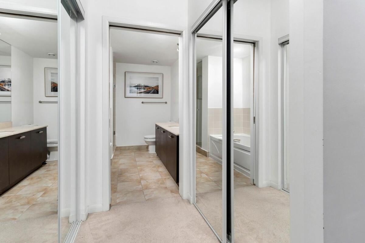 Lux Sub-penthouse W Panoramic & Cn Tower Views Toronto
