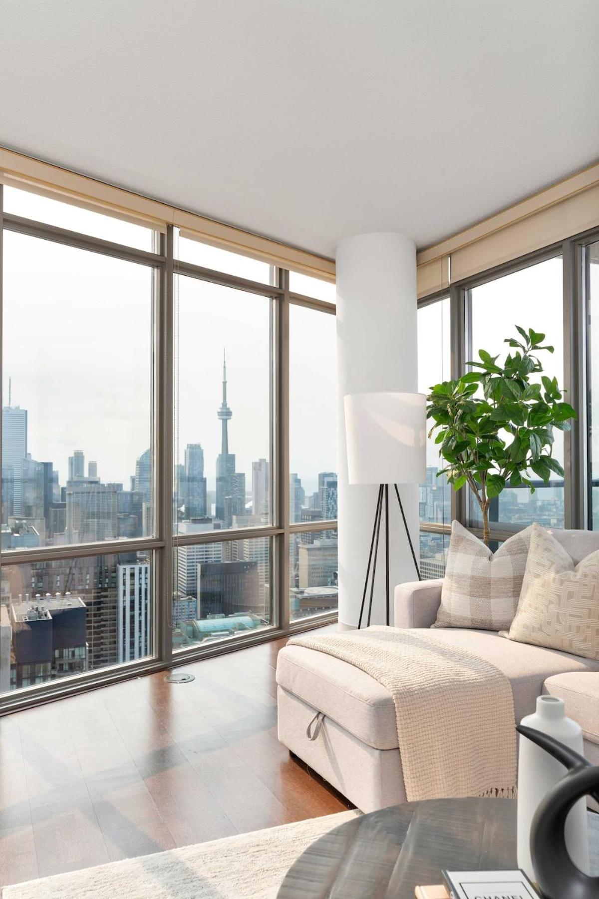Lux Sub-penthouse W Panoramic & Cn Tower Views Apartment