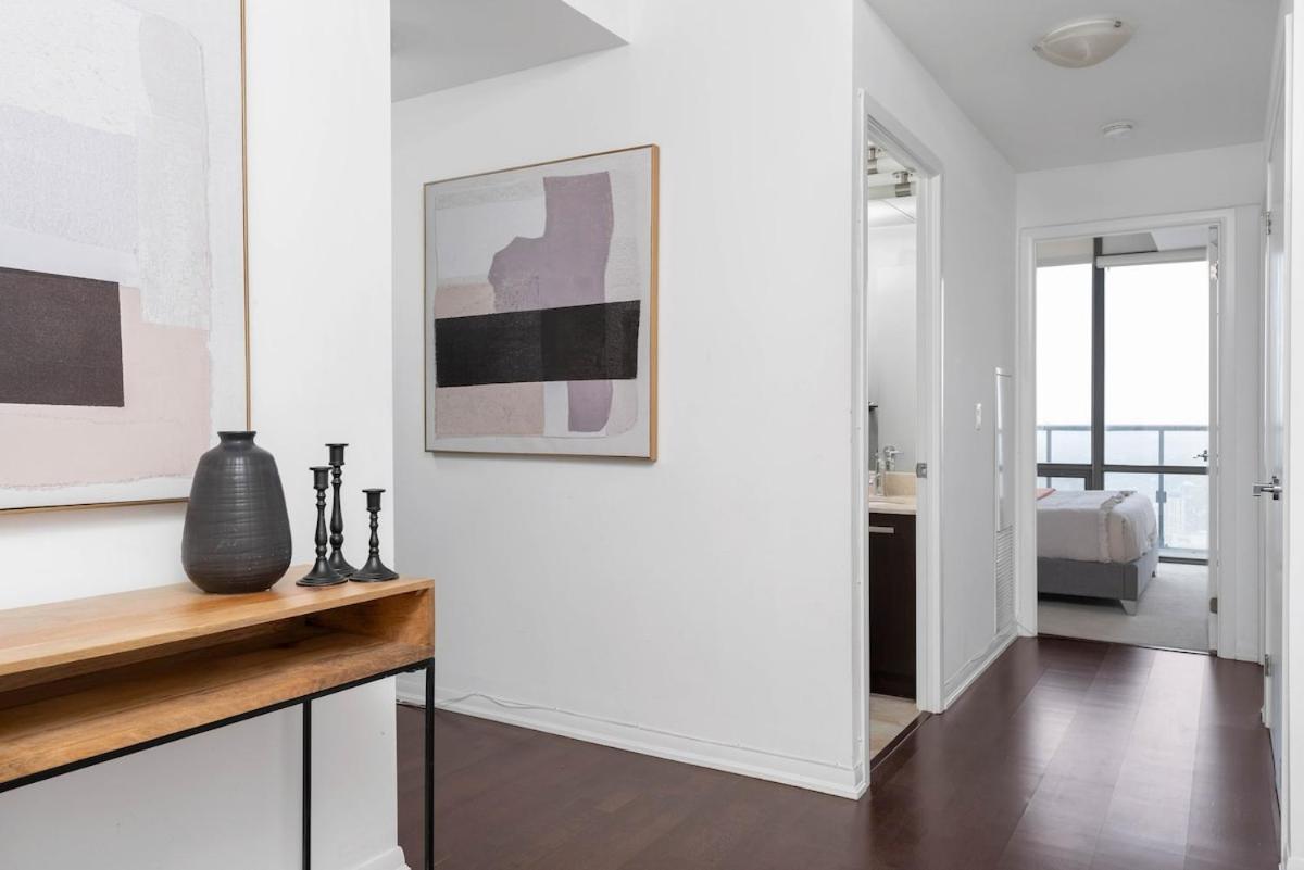 Lux Sub-penthouse W Panoramic & Cn Tower Views Apartment *
