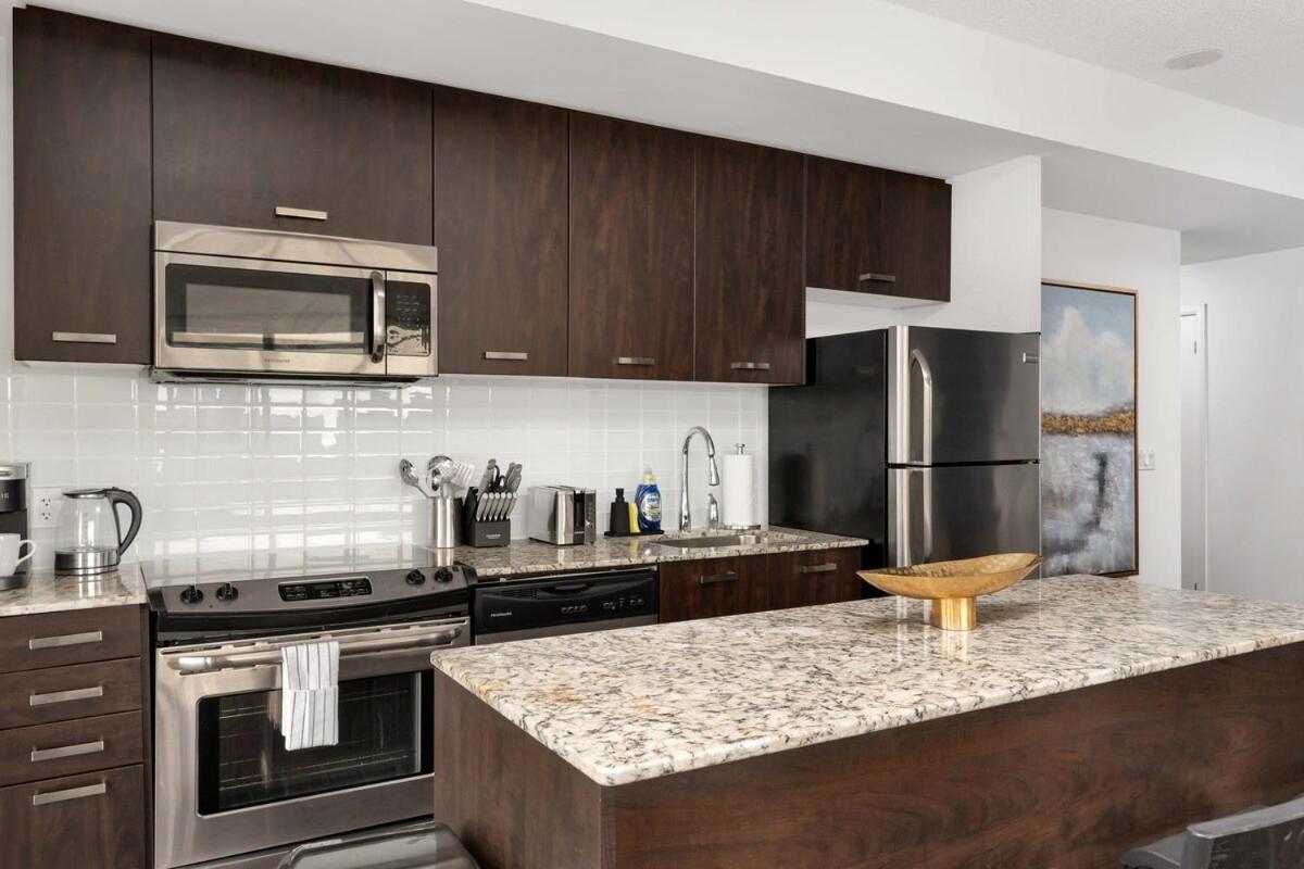 Lux Sub-penthouse W Panoramic & Cn Tower Views Toronto