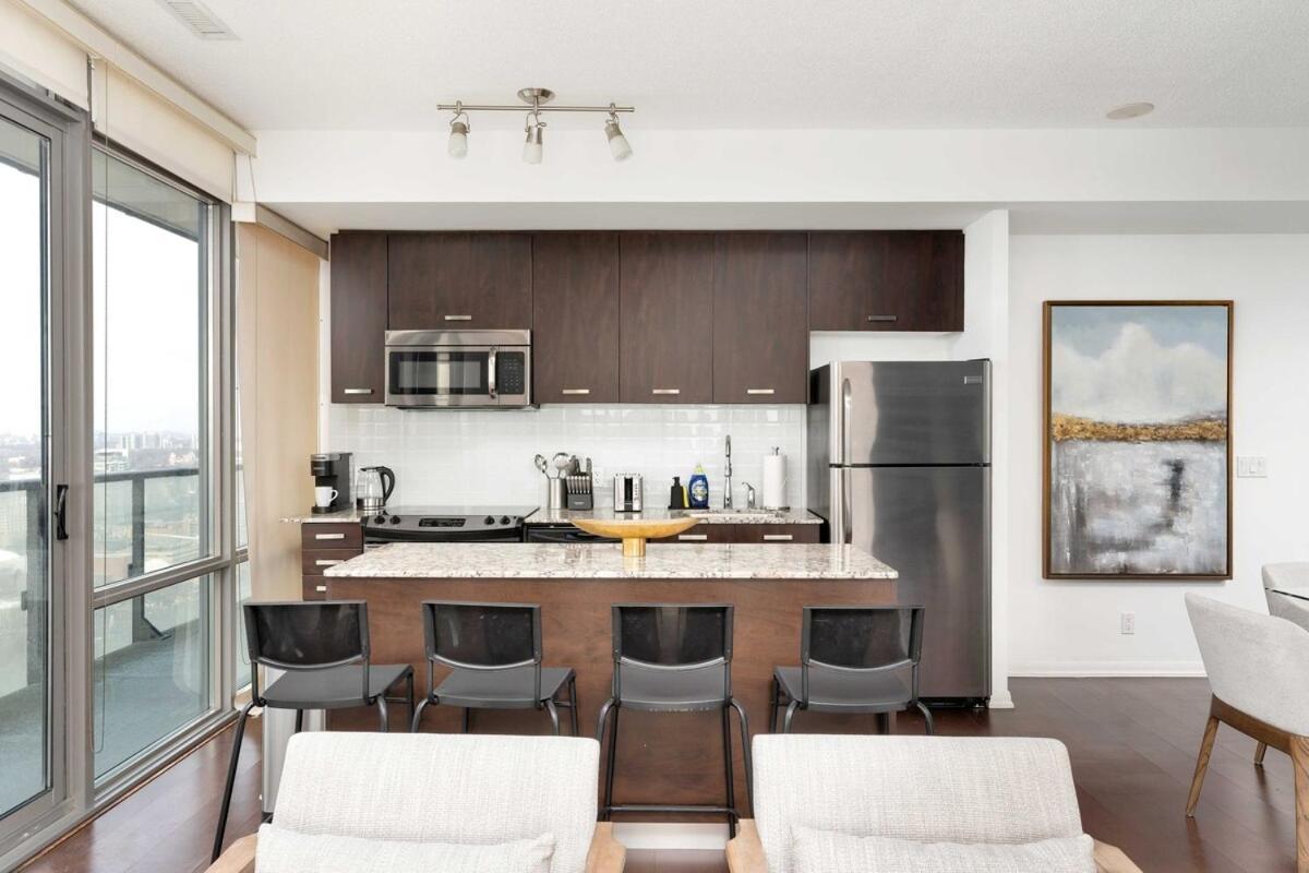 Lux Sub-penthouse W Panoramic & Cn Tower Views Apartment *