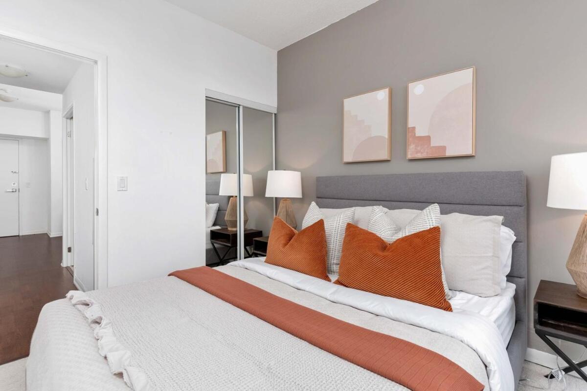 Lux Sub-penthouse W Panoramic & Cn Tower Views Apartment Toronto