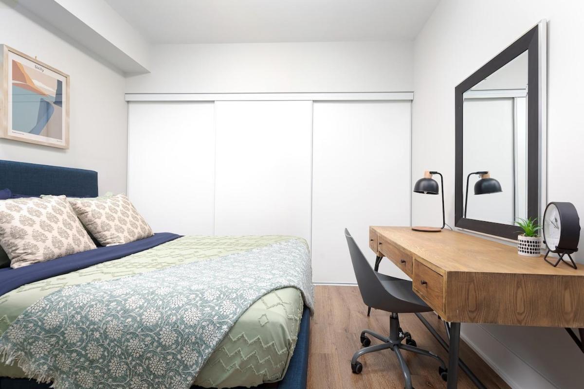 Perfect Sleeps 4 Across From Cn Tower! Apartment *