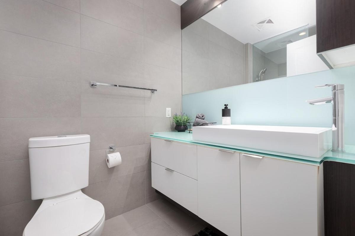 Perfect Sleeps 4 Across From Cn Tower!