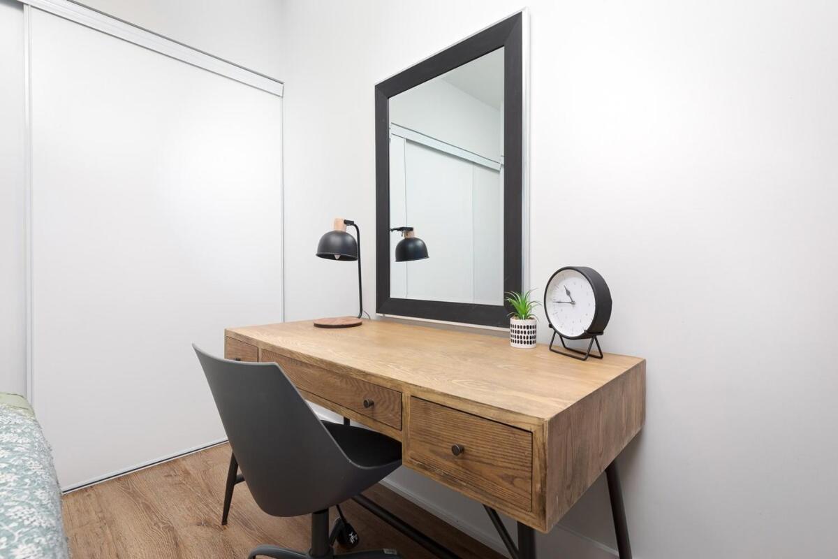 Perfect Sleeps 4 Across From Cn Tower! Apartment