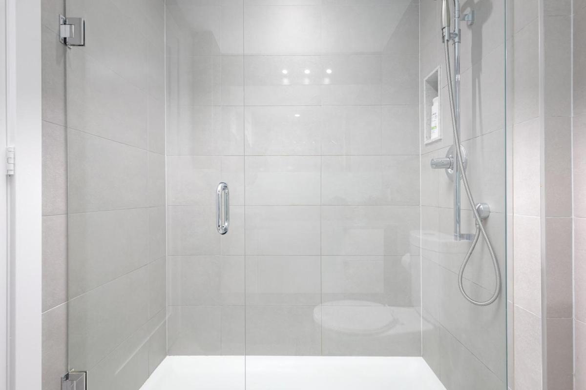 Perfect Sleeps 4 Across From Cn Tower! Apartment Toronto