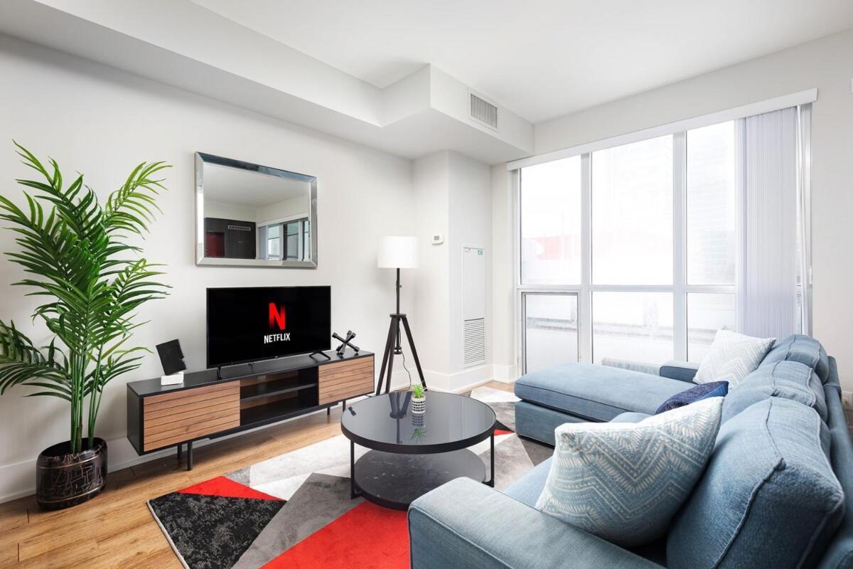 Perfect Sleeps 4 Across From Cn Tower! Apartment