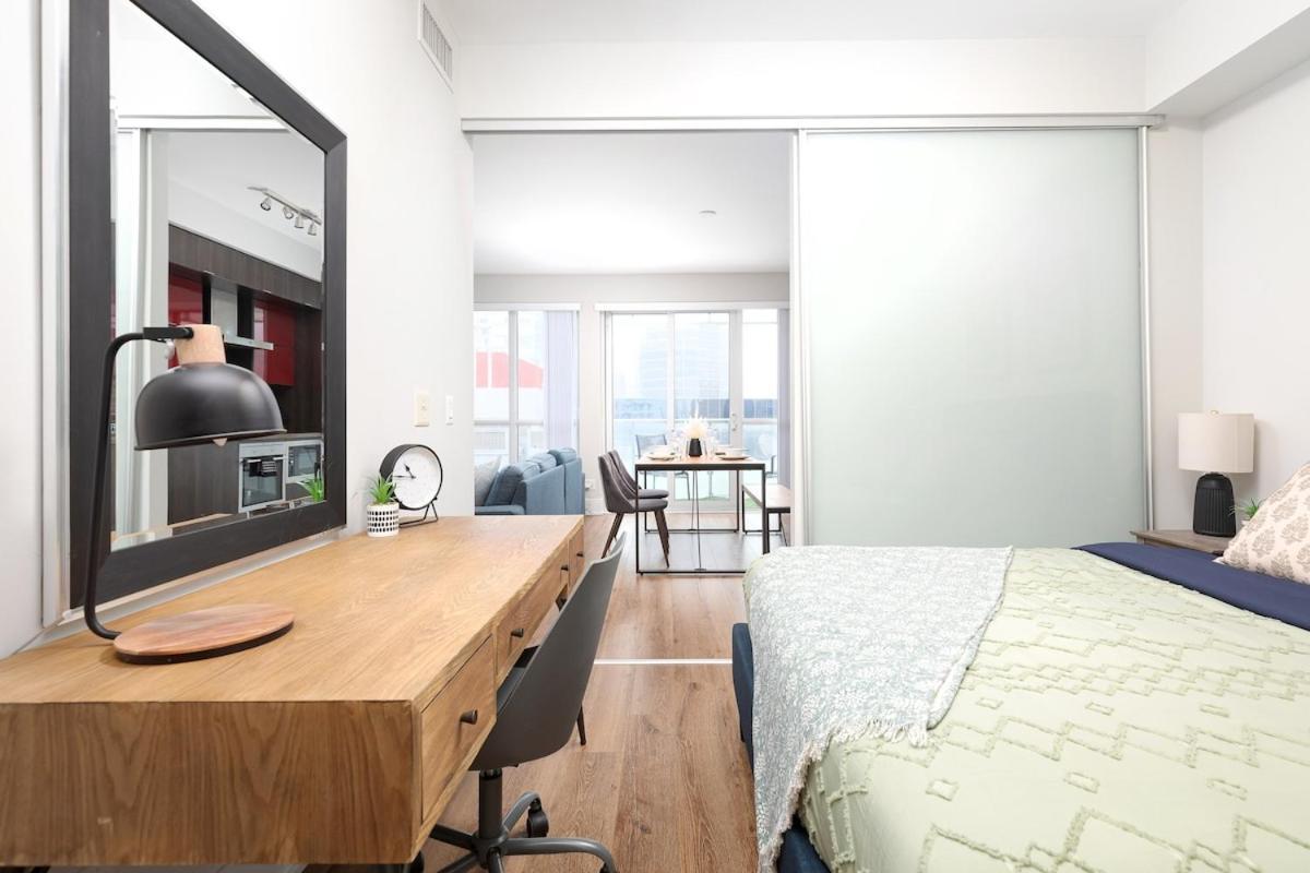 Perfect Sleeps 4 Across From Cn Tower! Apartment Toronto