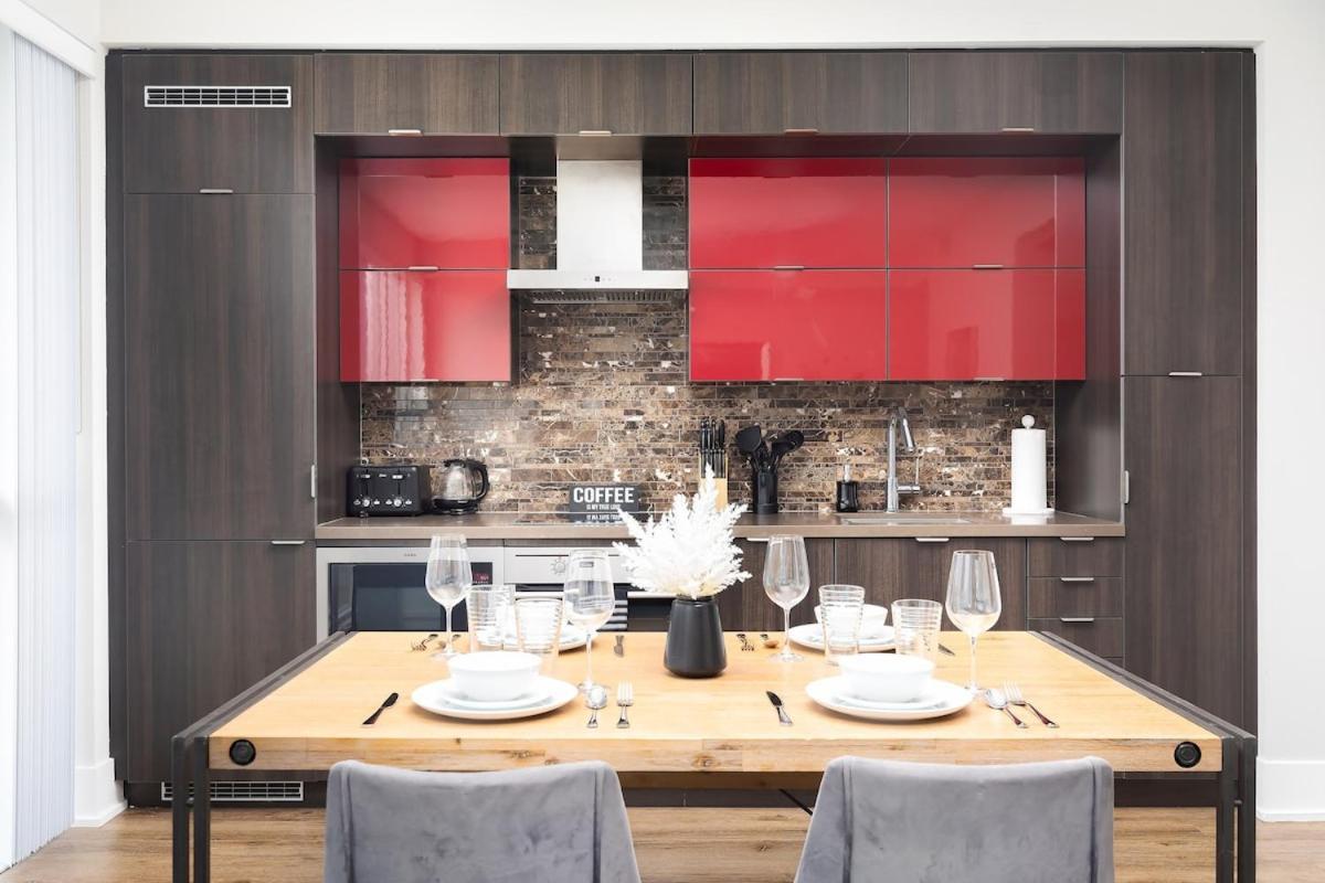 Perfect Sleeps 4 Across From Cn Tower! Toronto