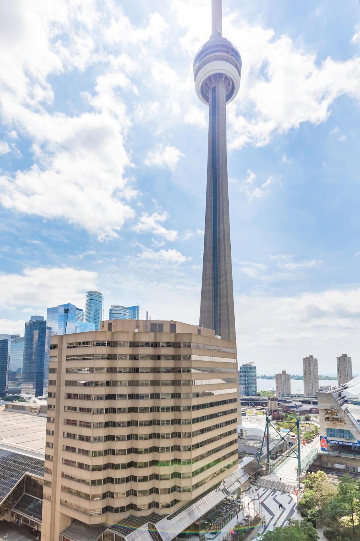 Perfect Sleeps 4 Across From Cn Tower!