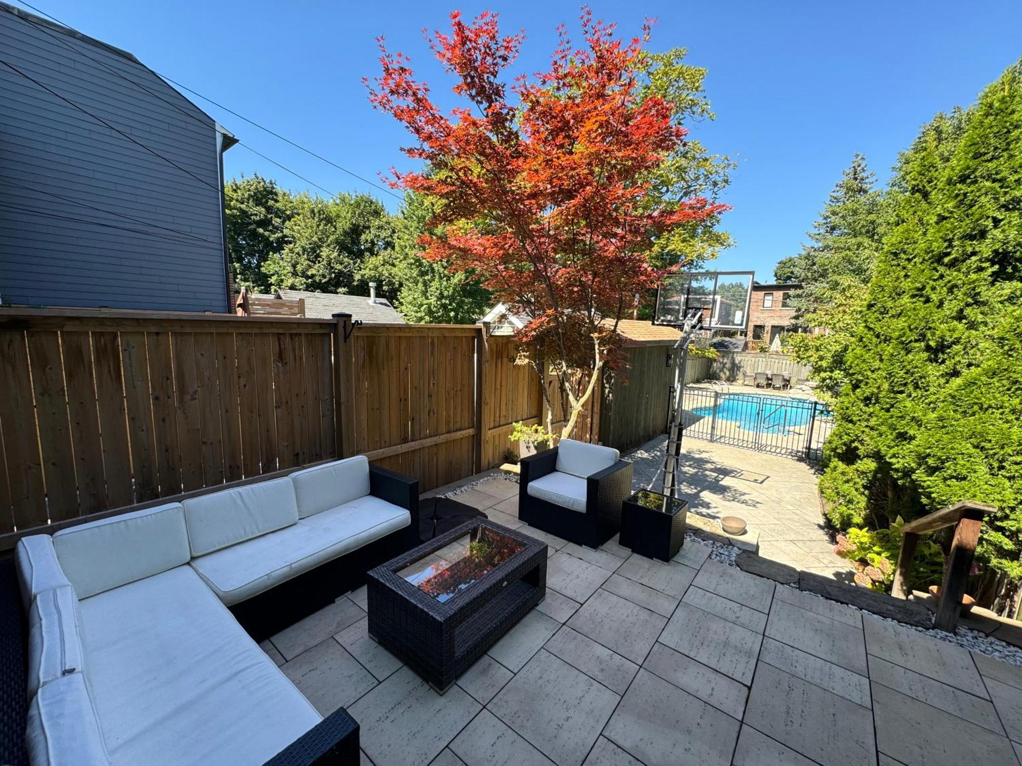 Leaside With Great Backyard & Pool *