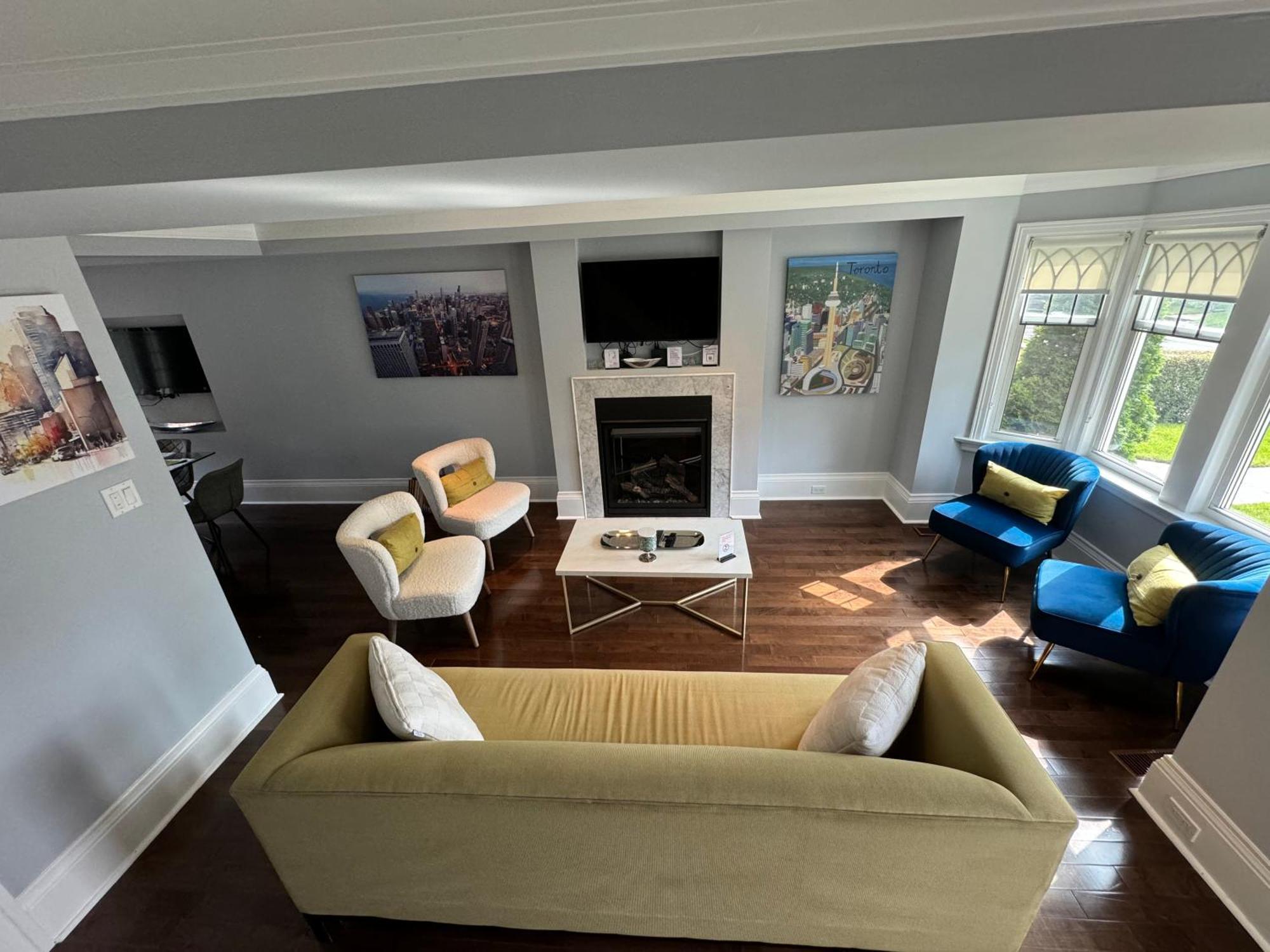 Leaside With Great Backyard & Pool *