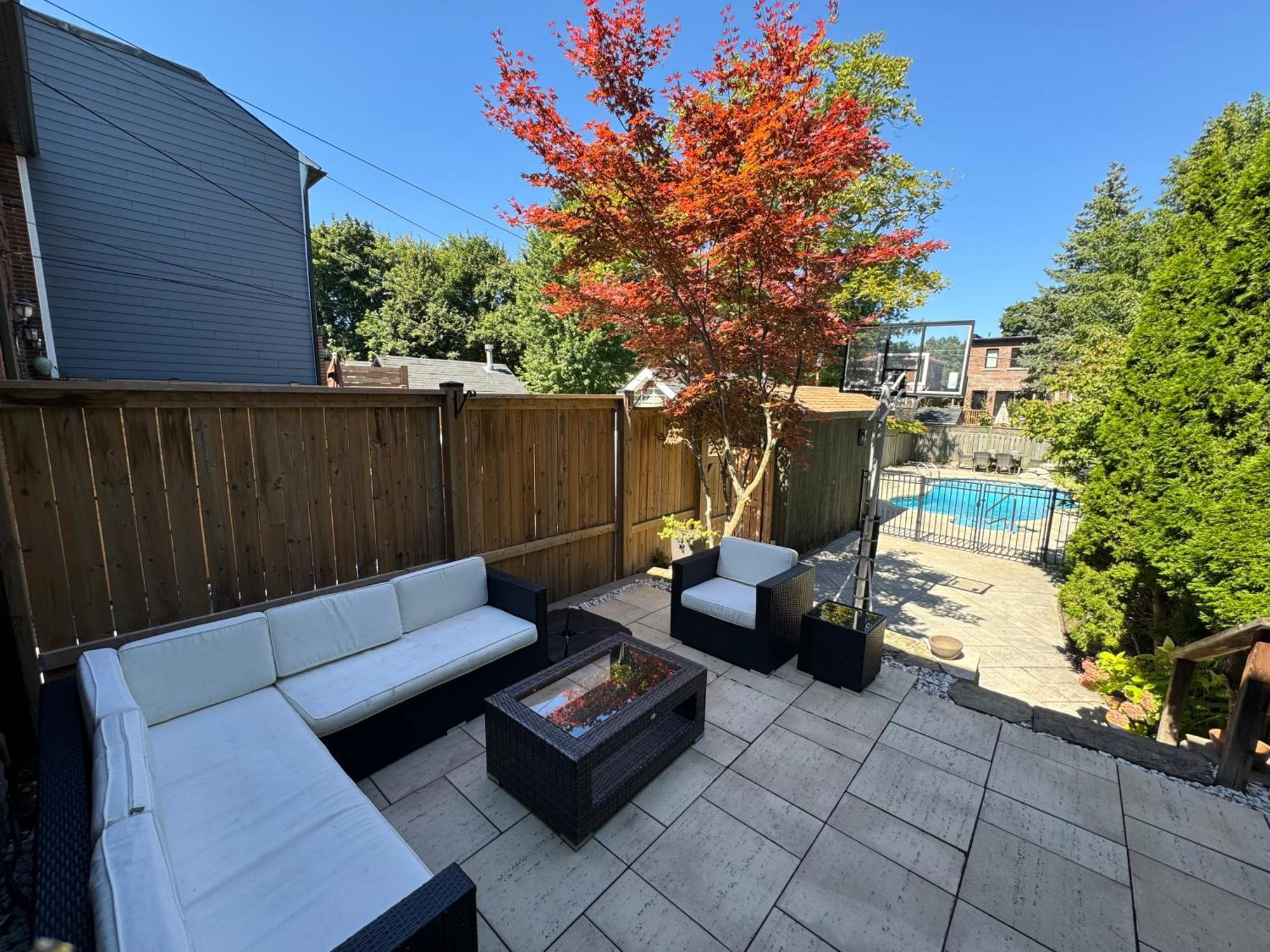 Leaside With Great Backyard & Pool Holiday home Toronto