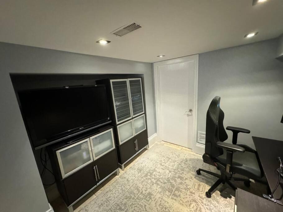 Leaside With Great Backyard & Pool Holiday home *