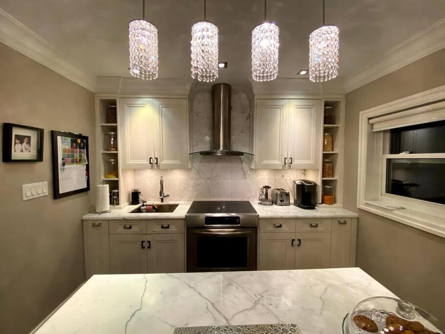 Leaside With Great Backyard & Pool Holiday home Toronto