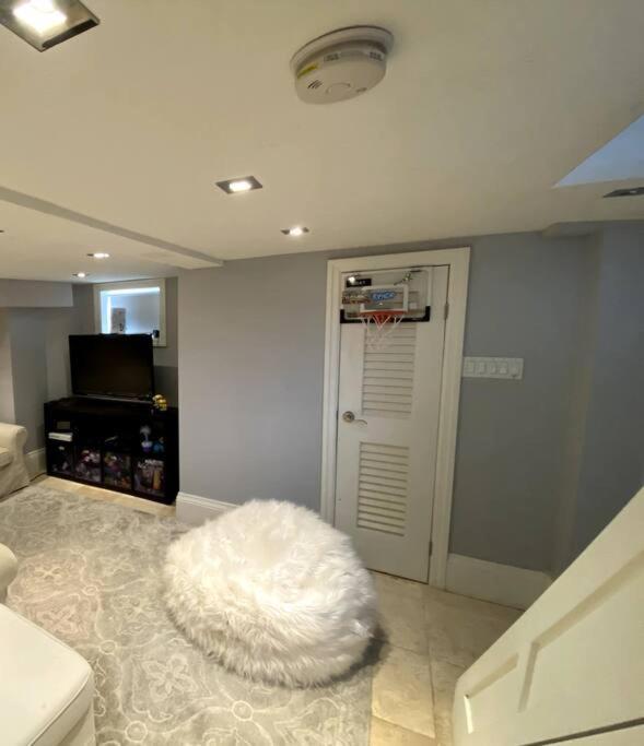 Leaside With Great Backyard & Pool Holiday home *