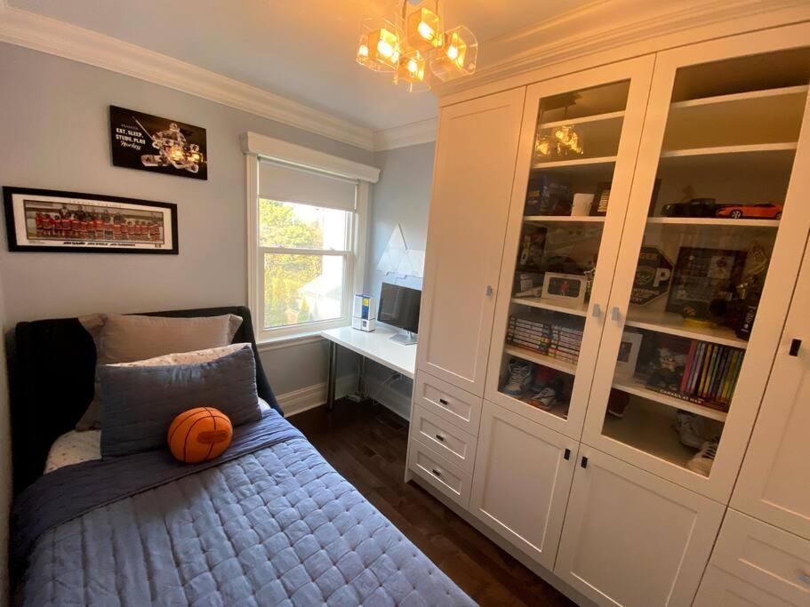 Leaside With Great Backyard & Pool Holiday home *