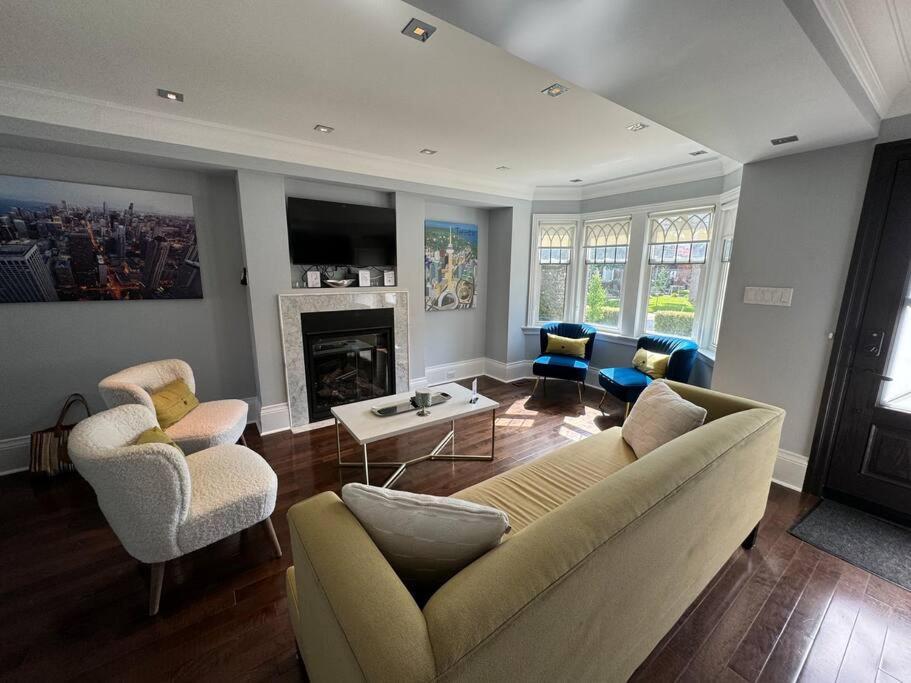 Leaside With Great Backyard & Pool