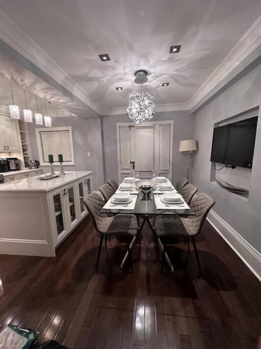 Leaside With Great Backyard & Pool Holiday home Toronto